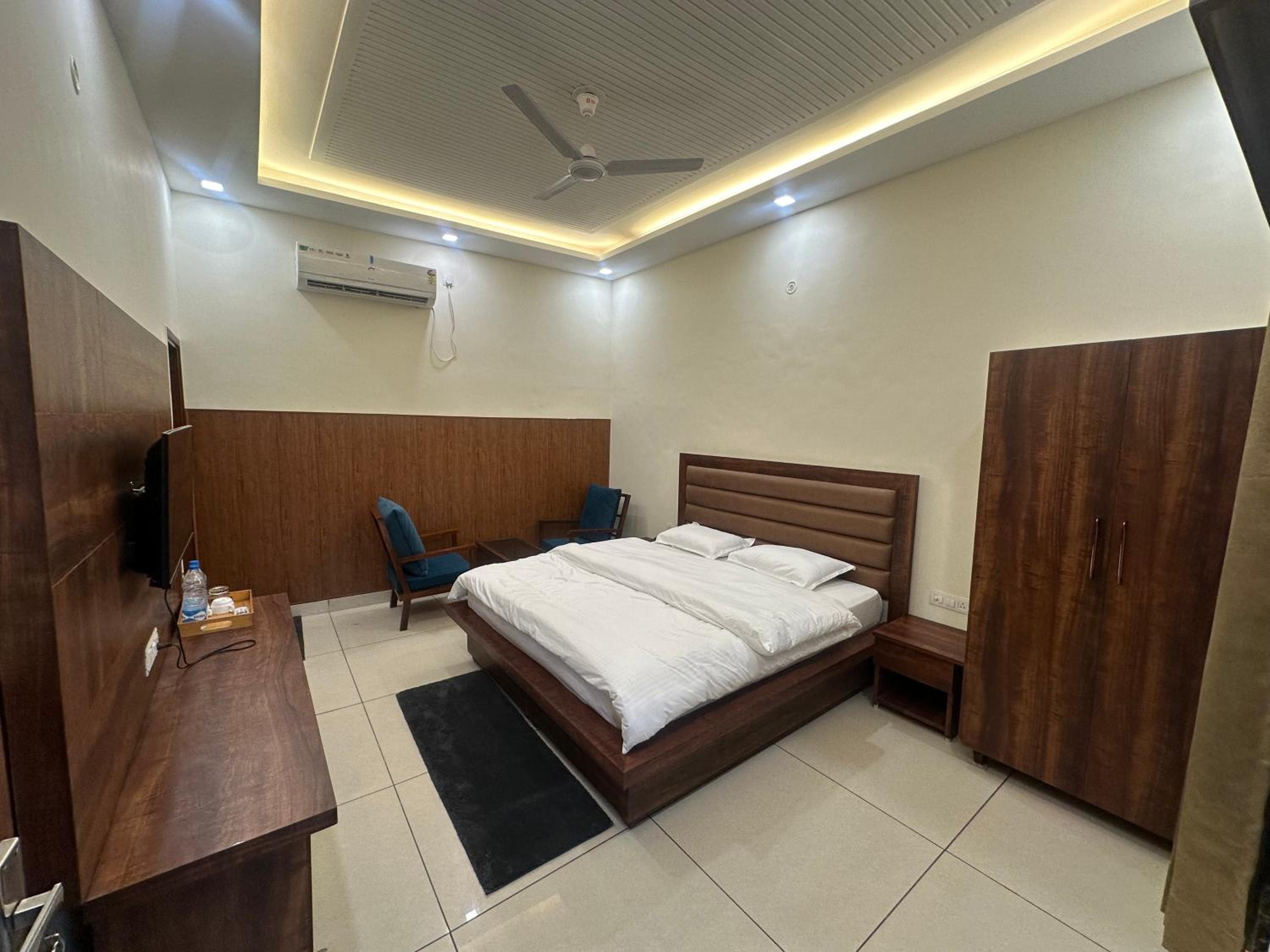 Deluxe King Room photo 3