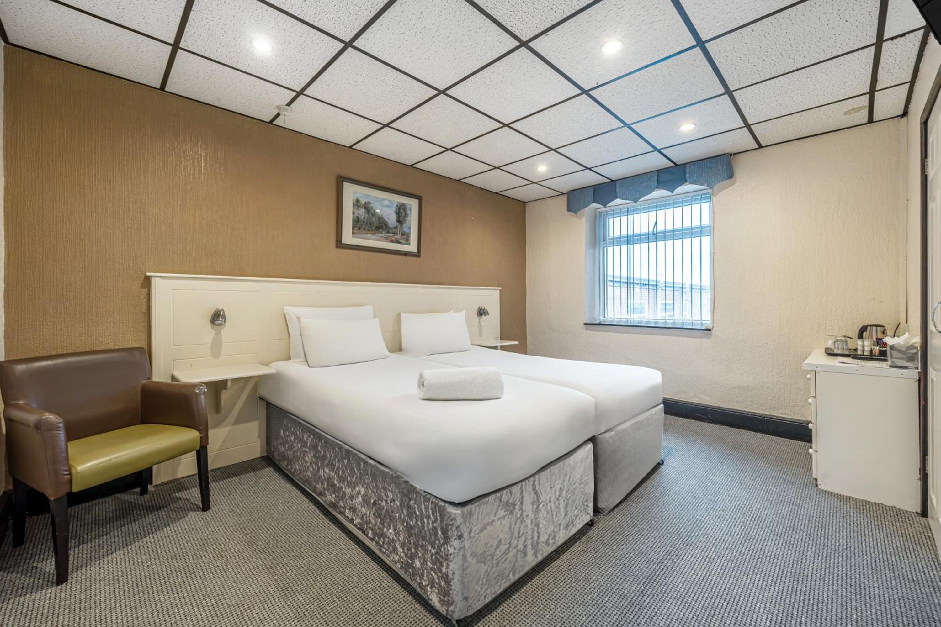 Standard Twin Room - Photo 3