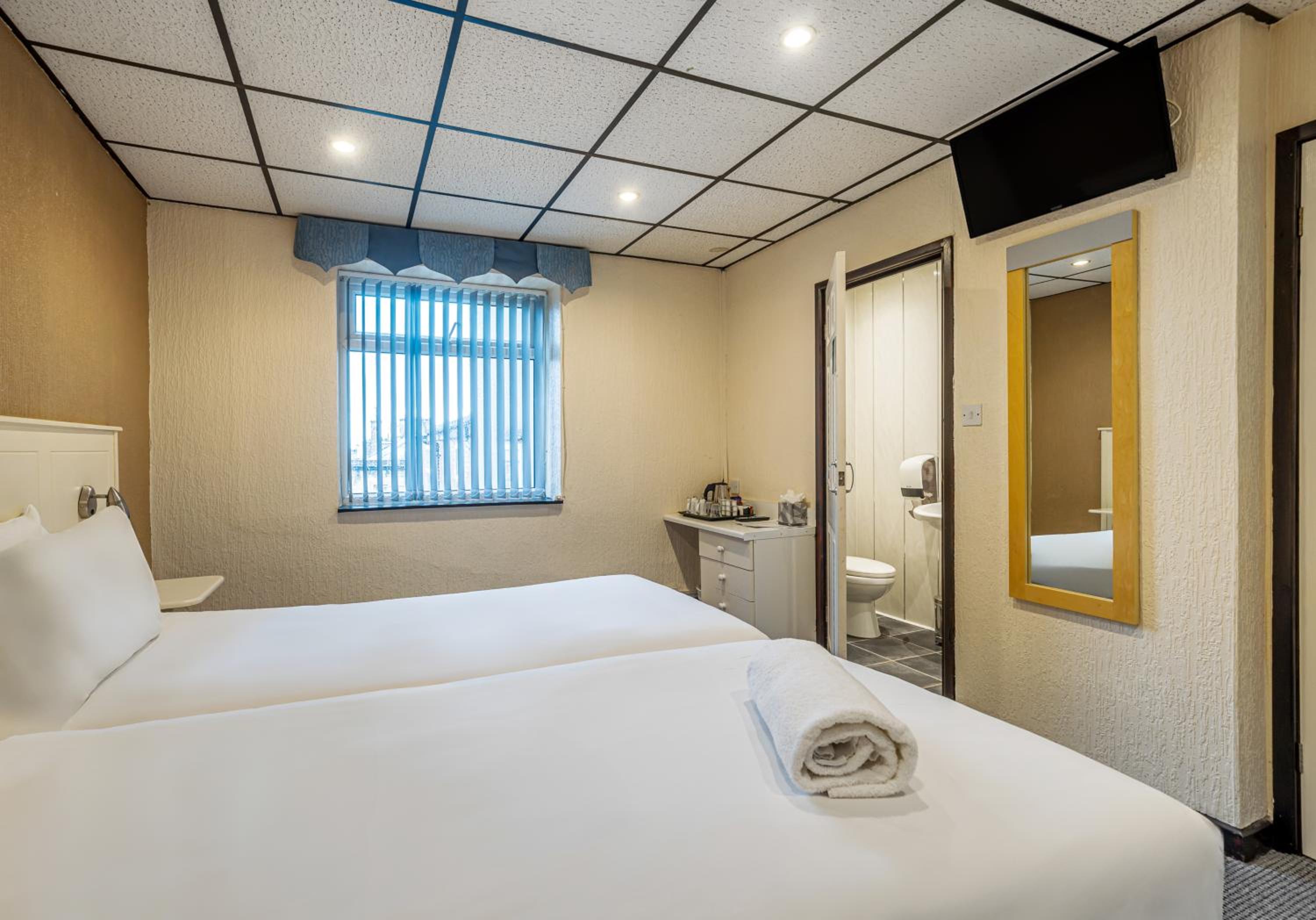 Standard Twin Room - Photo 2