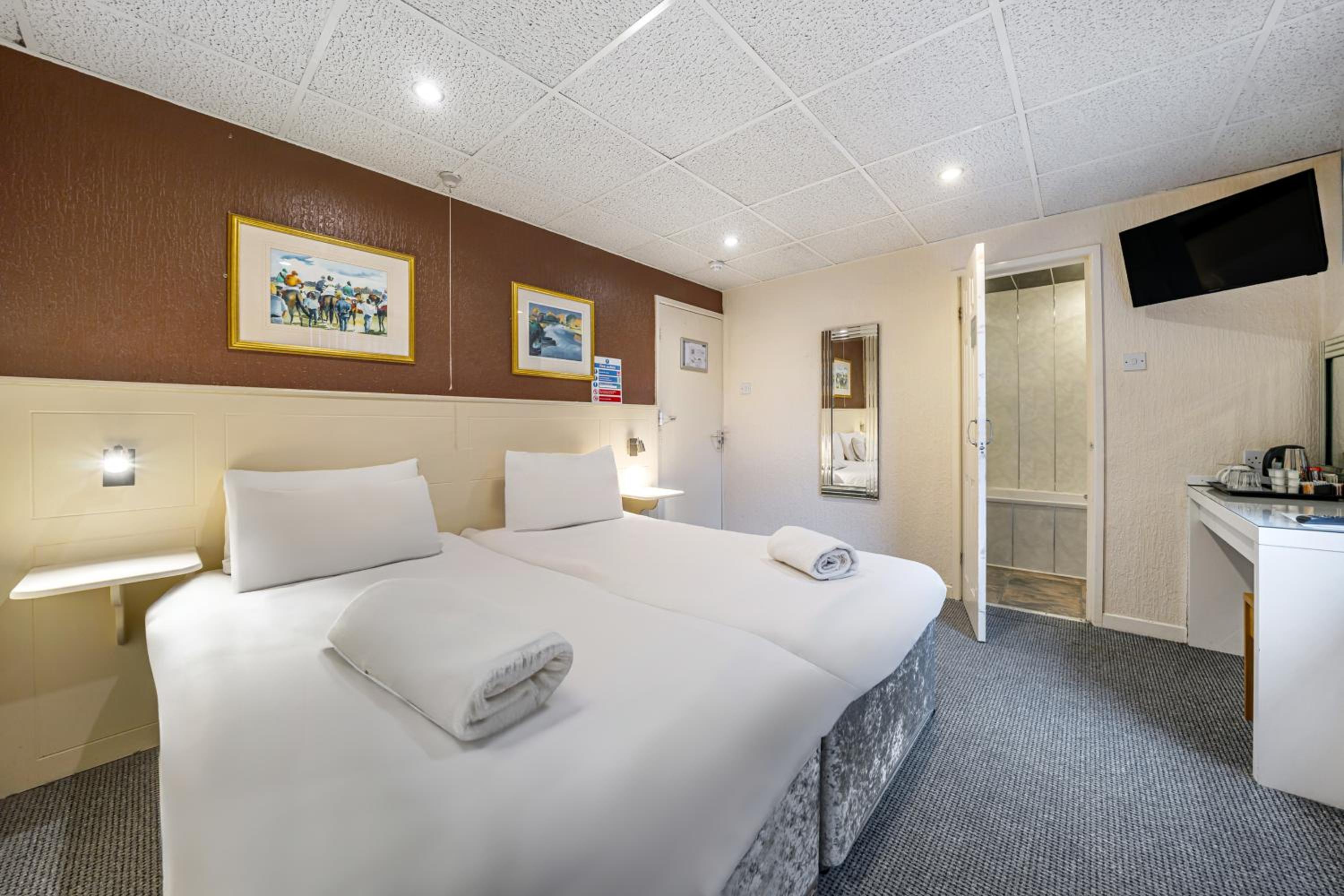 Standard Twin Room - Photo 1