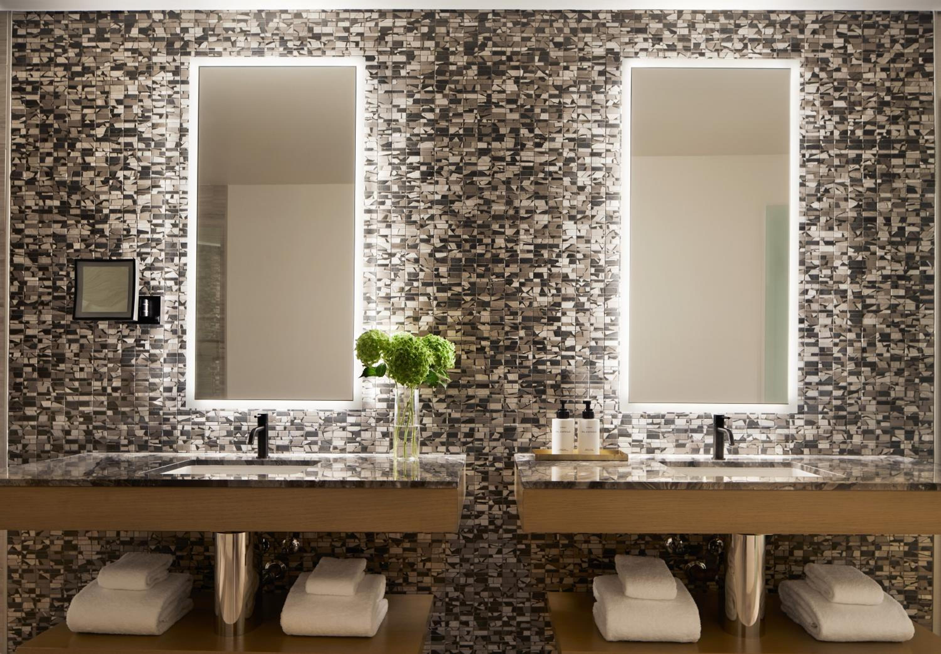 Premium King Room - Photo 9