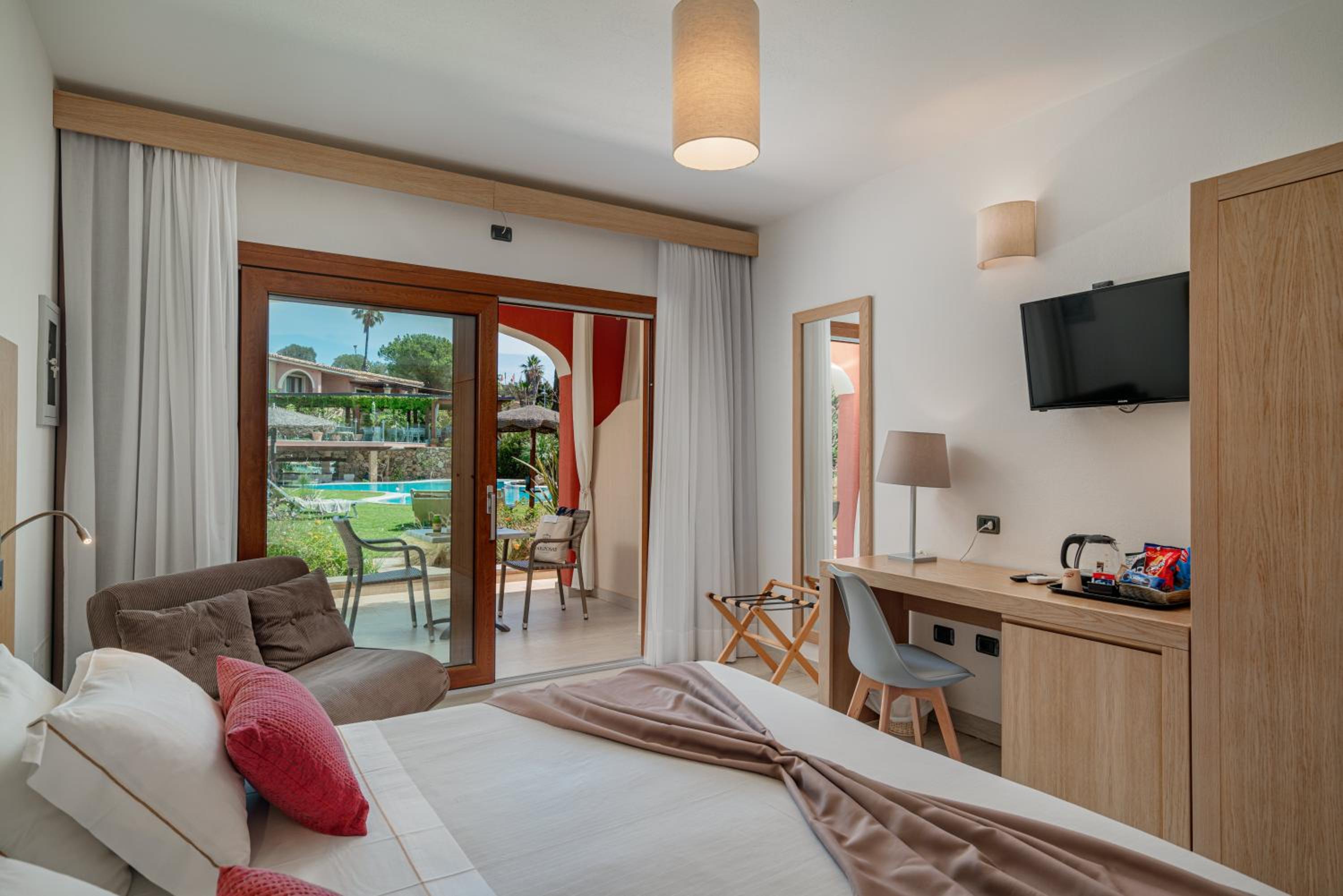 Deluxe Doppel- oder Zweibettzimmer mit Poolblick