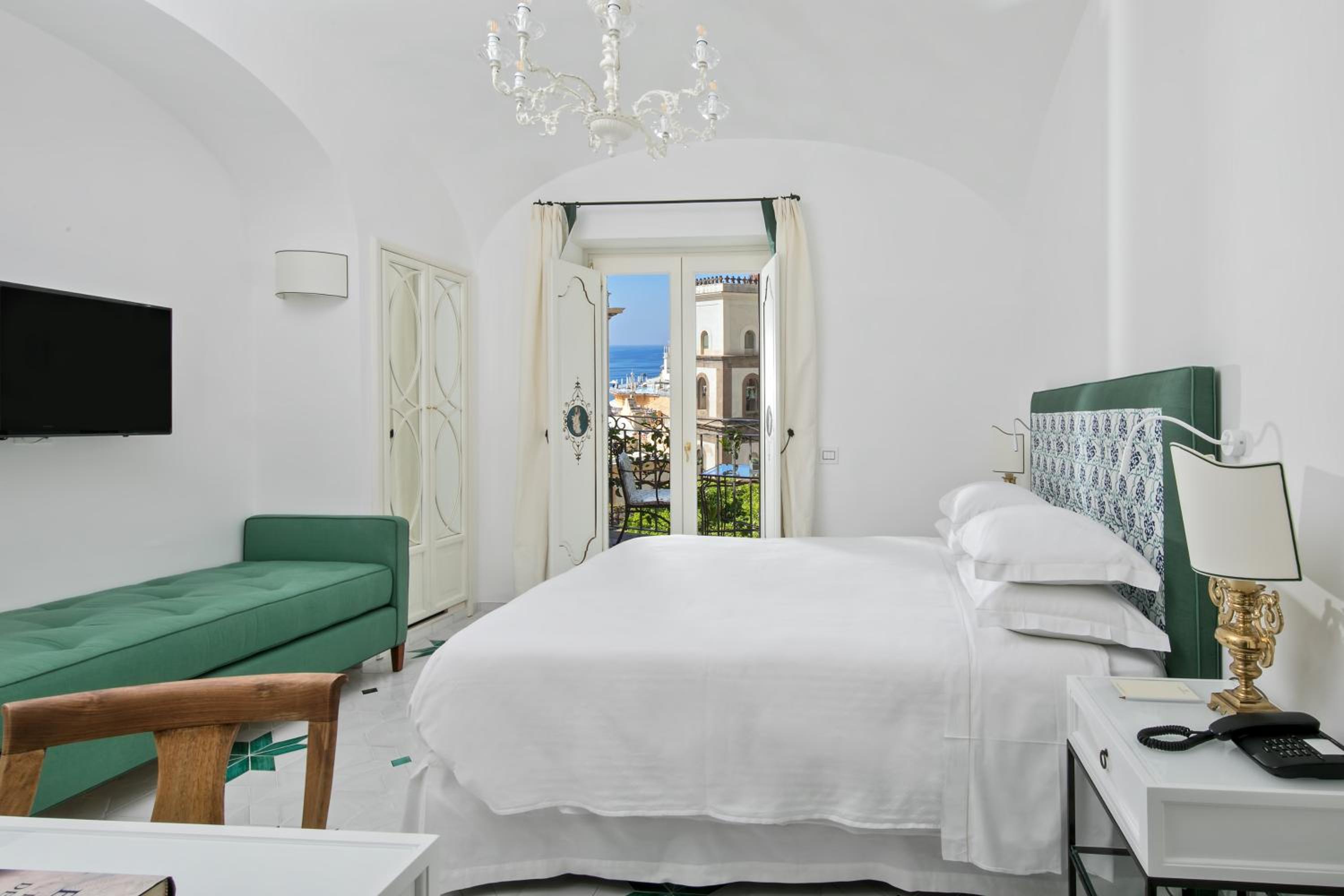 Superior King Room - Photo 11