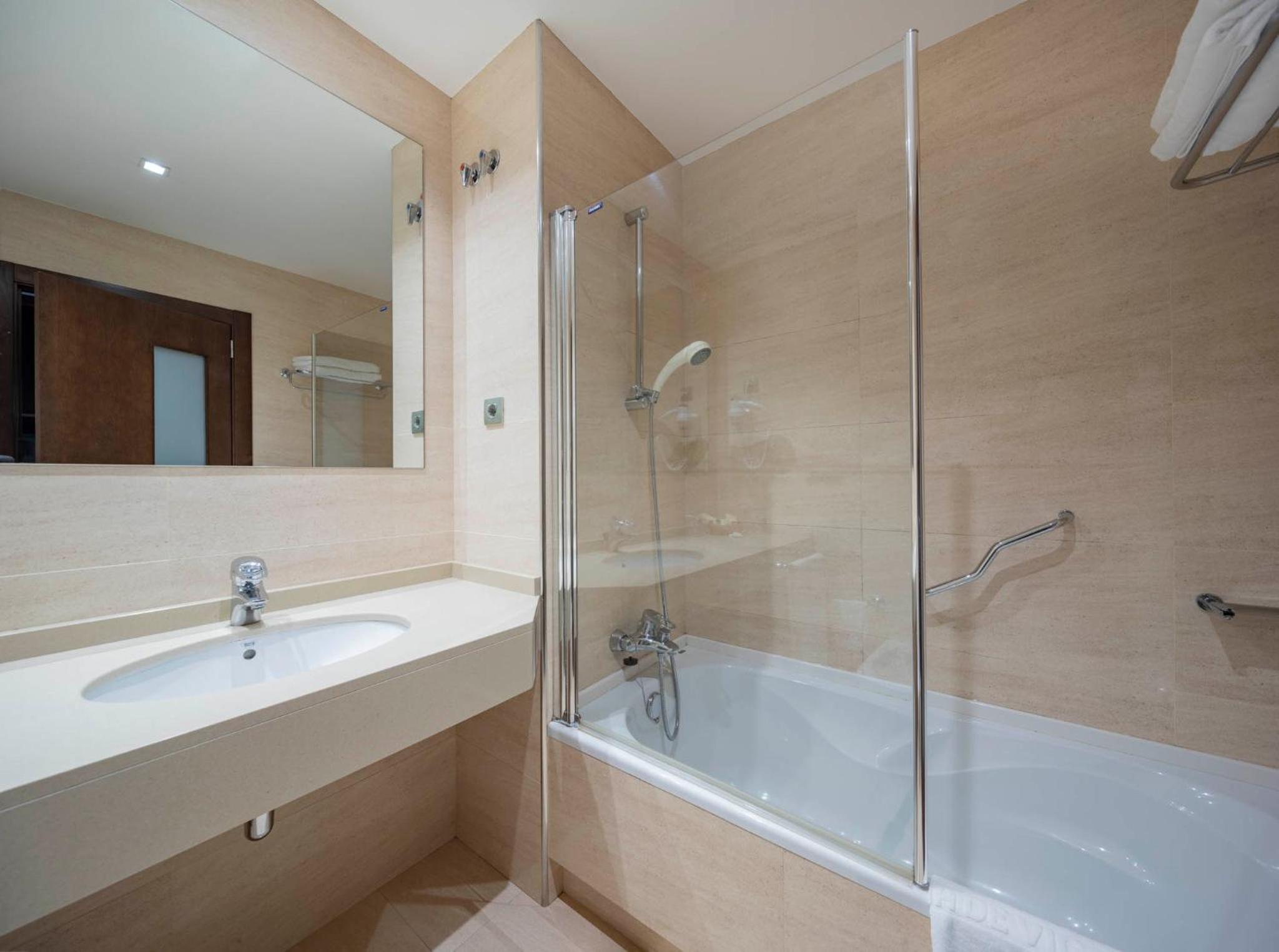 Special Offer - Double or Twin Room with Parking - Photo 2
