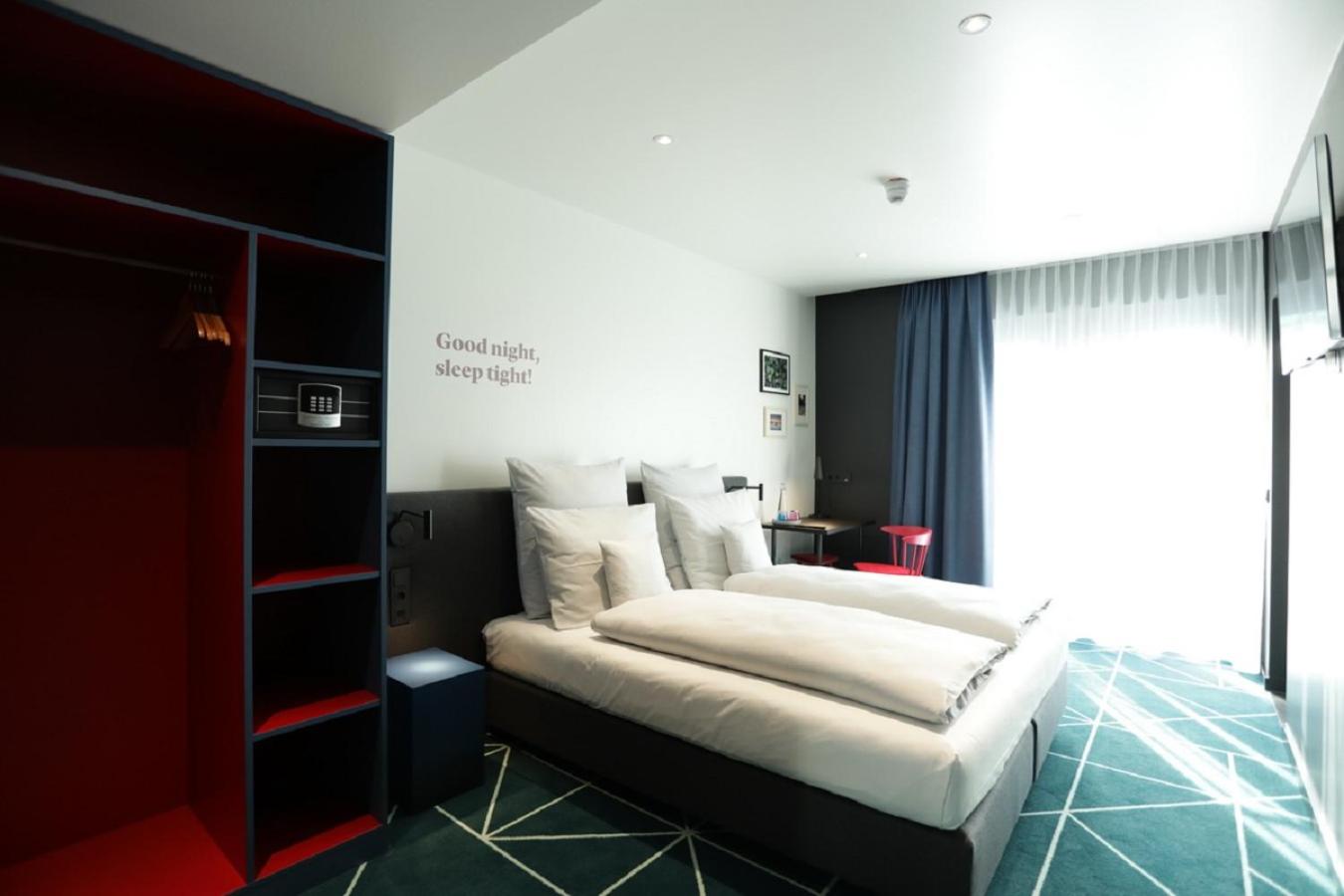 Queen Room photo 2