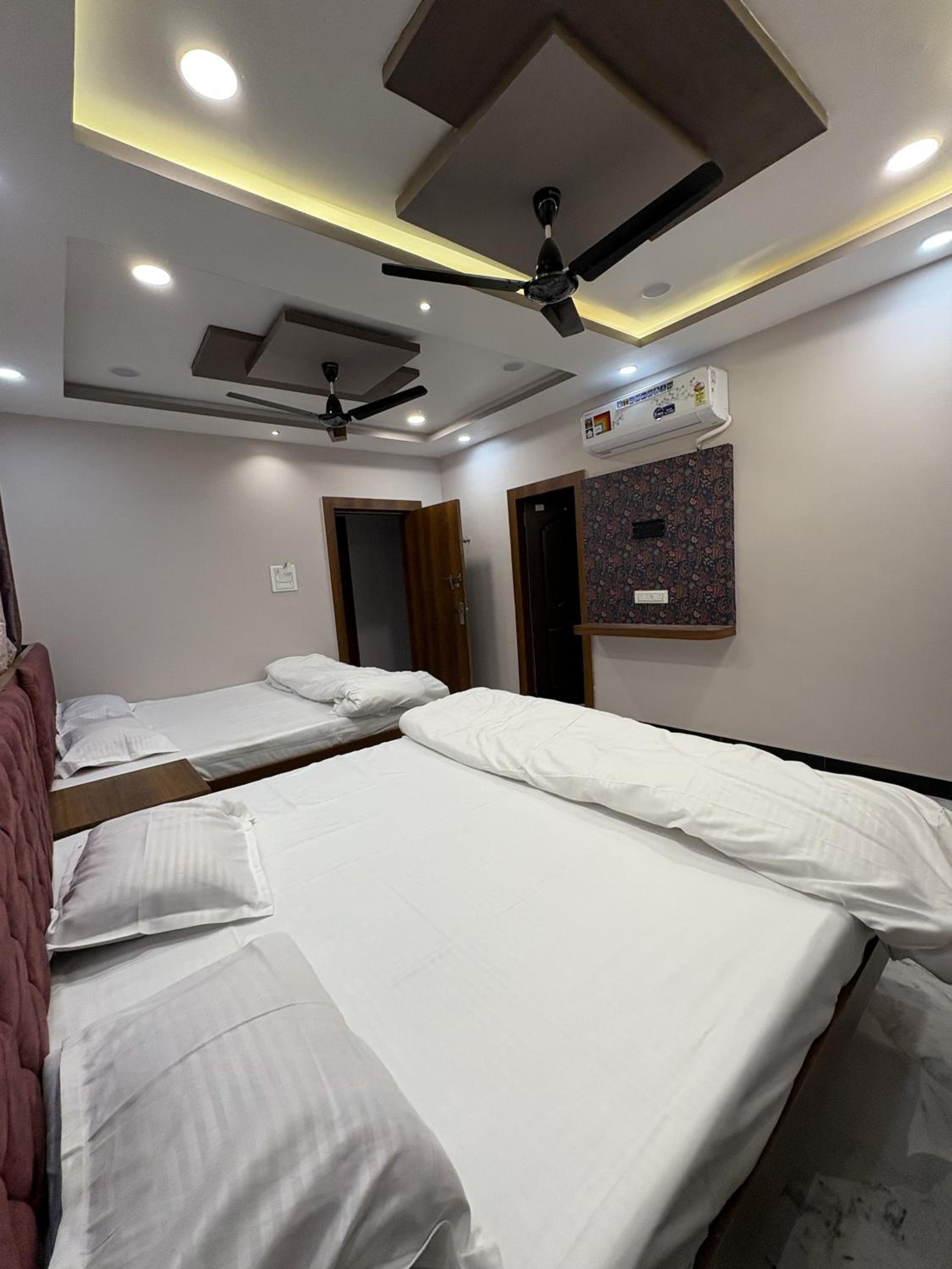 Double or Twin Room with Private Bathroom photo 2