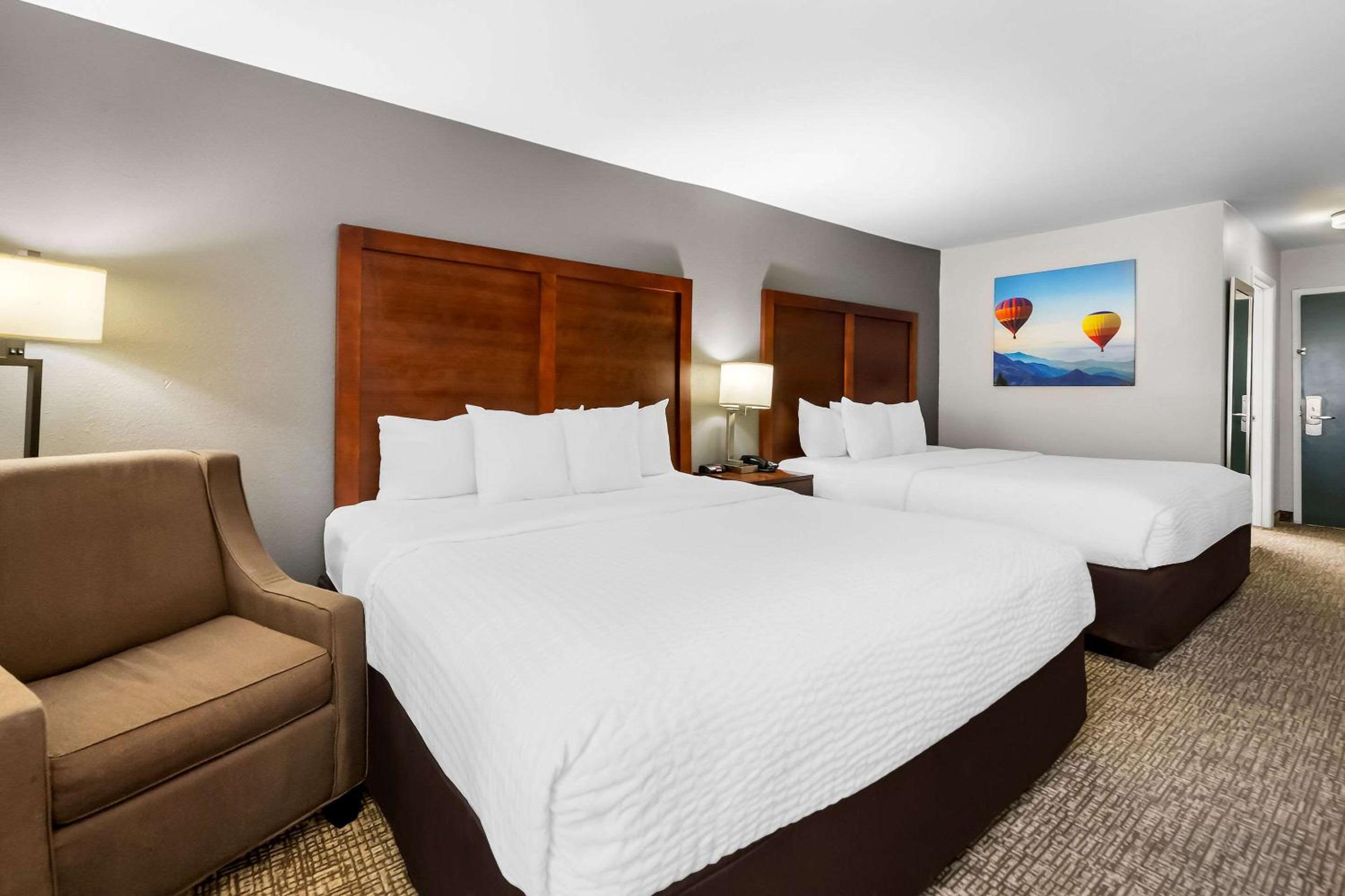 Standard King Room with Two King Beds - Non-Smoking - Photo 1
