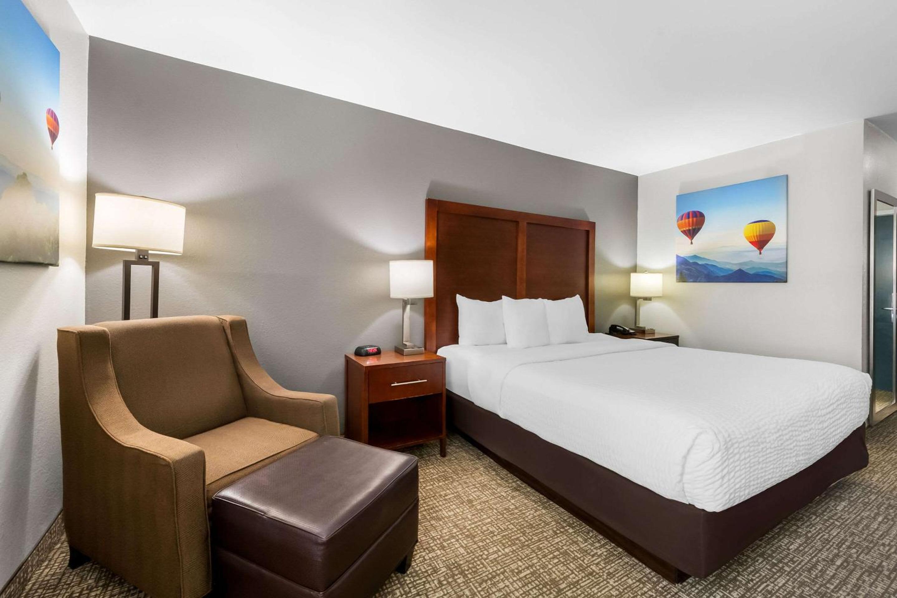 King Room - Non-Smoking - Photo 2