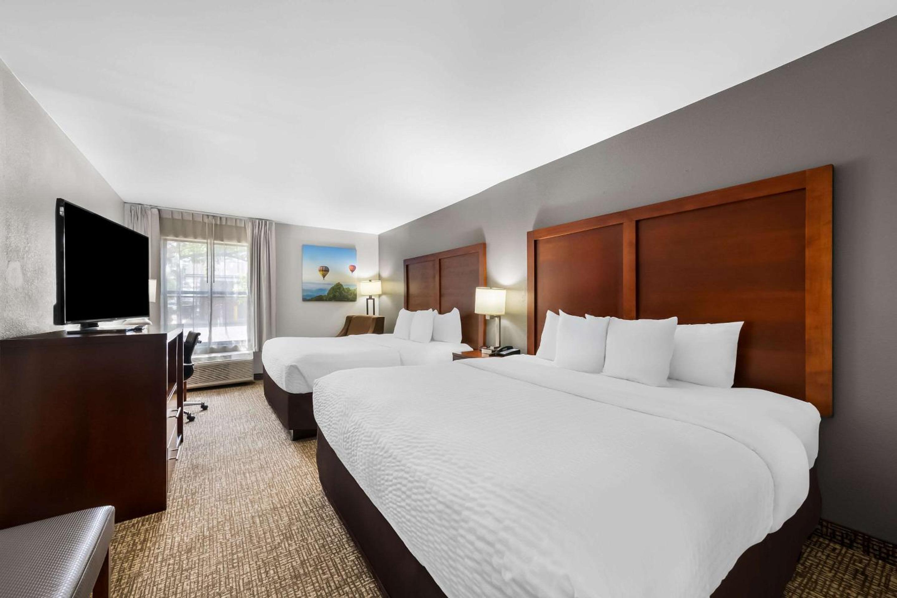 Standard King Room with Two King Beds - Non-Smoking - Photo 6