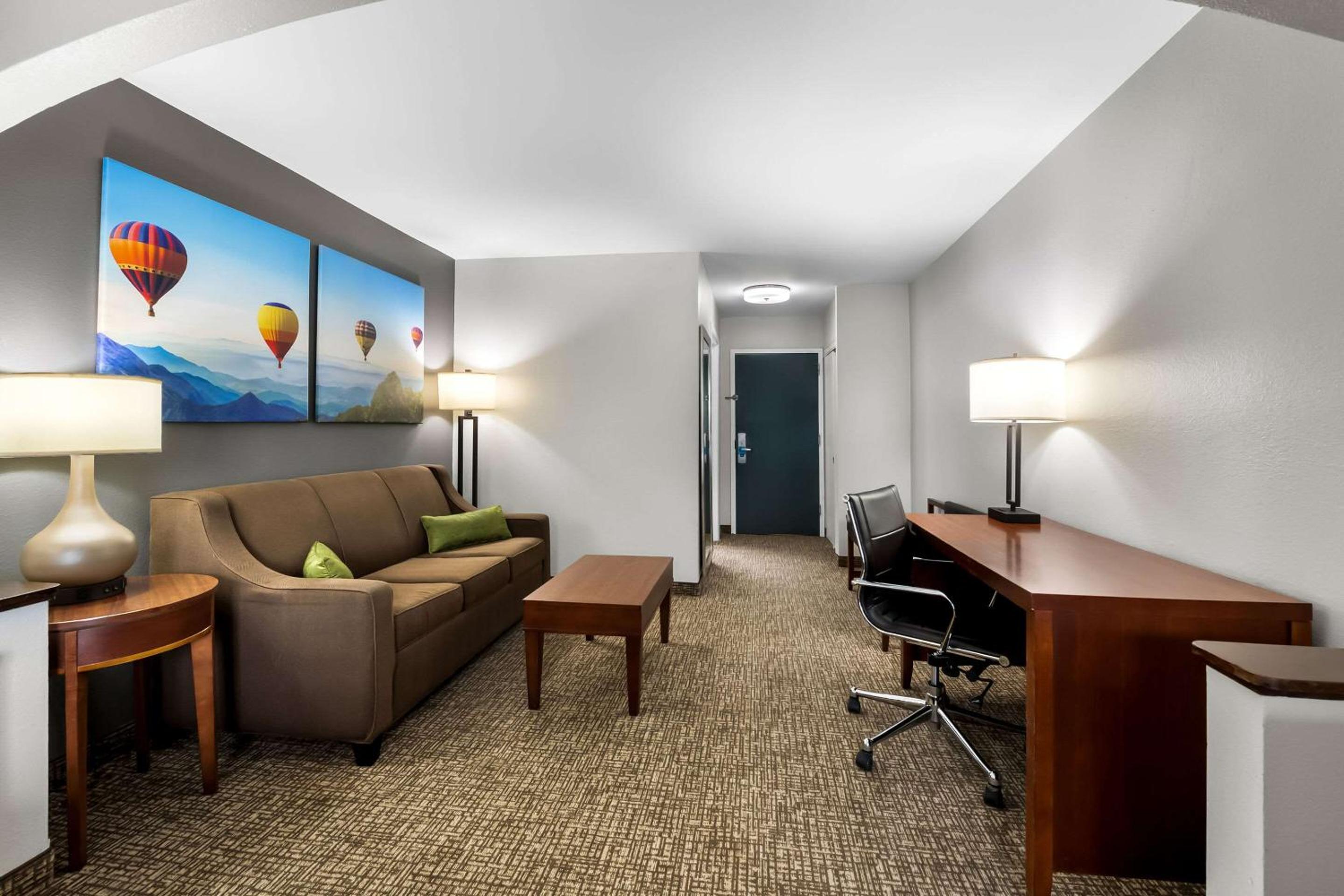 King Suite with Sofa Bed - Non-Smoking - Photo 5