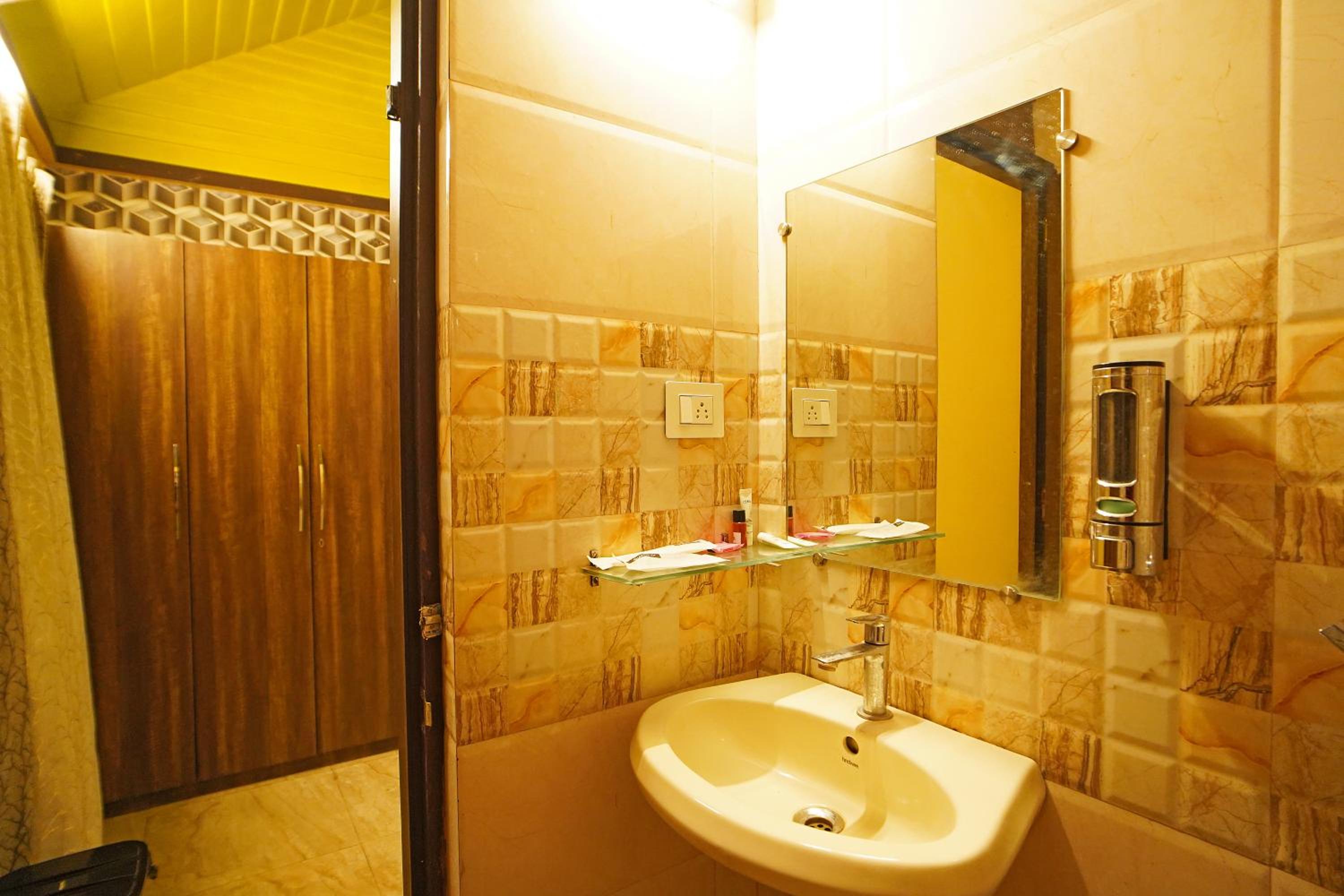 Deluxe Double Room (2 Adults + 1 Child) photo 3