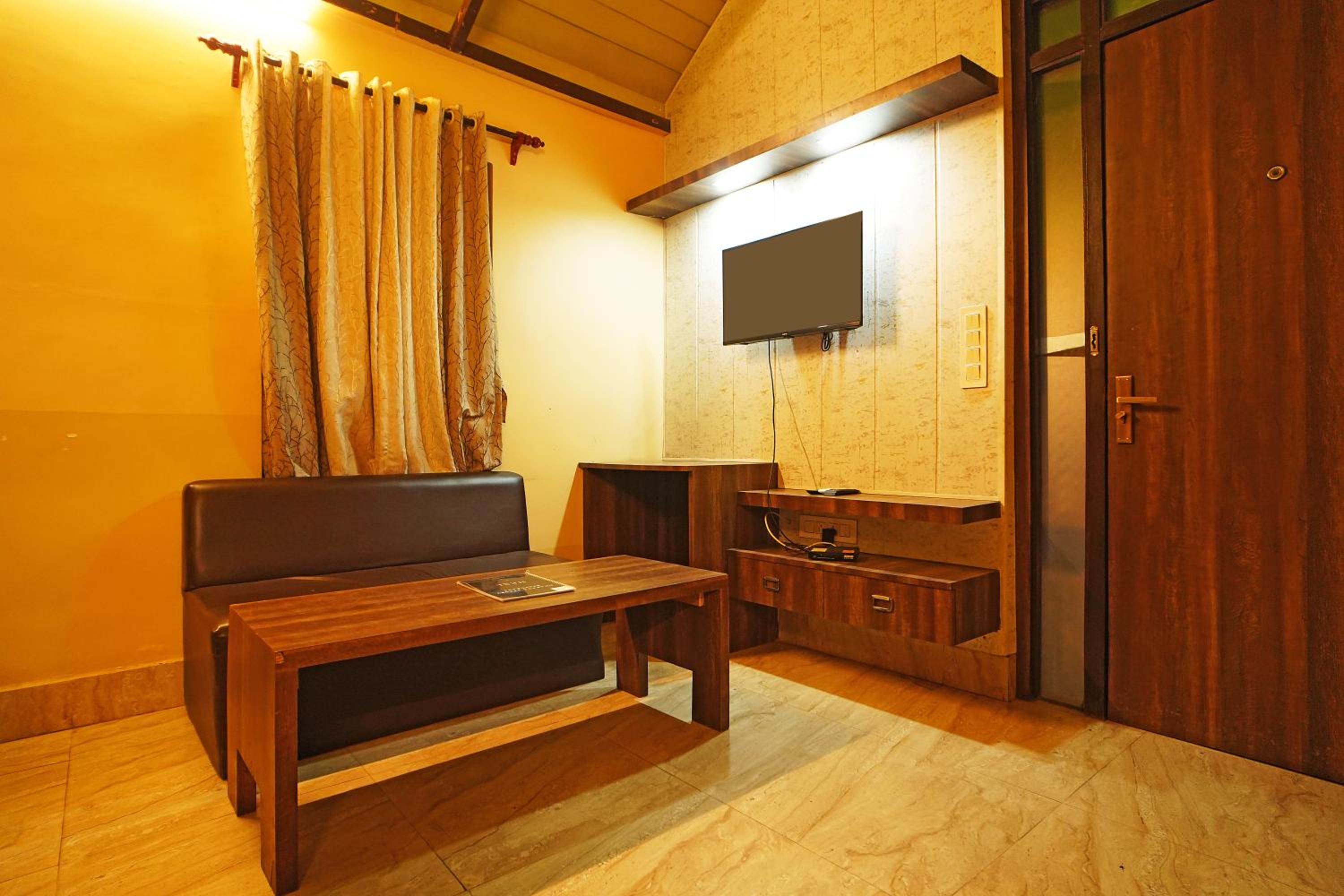 Deluxe Double Room (2 Adults + 1 Child) photo 2