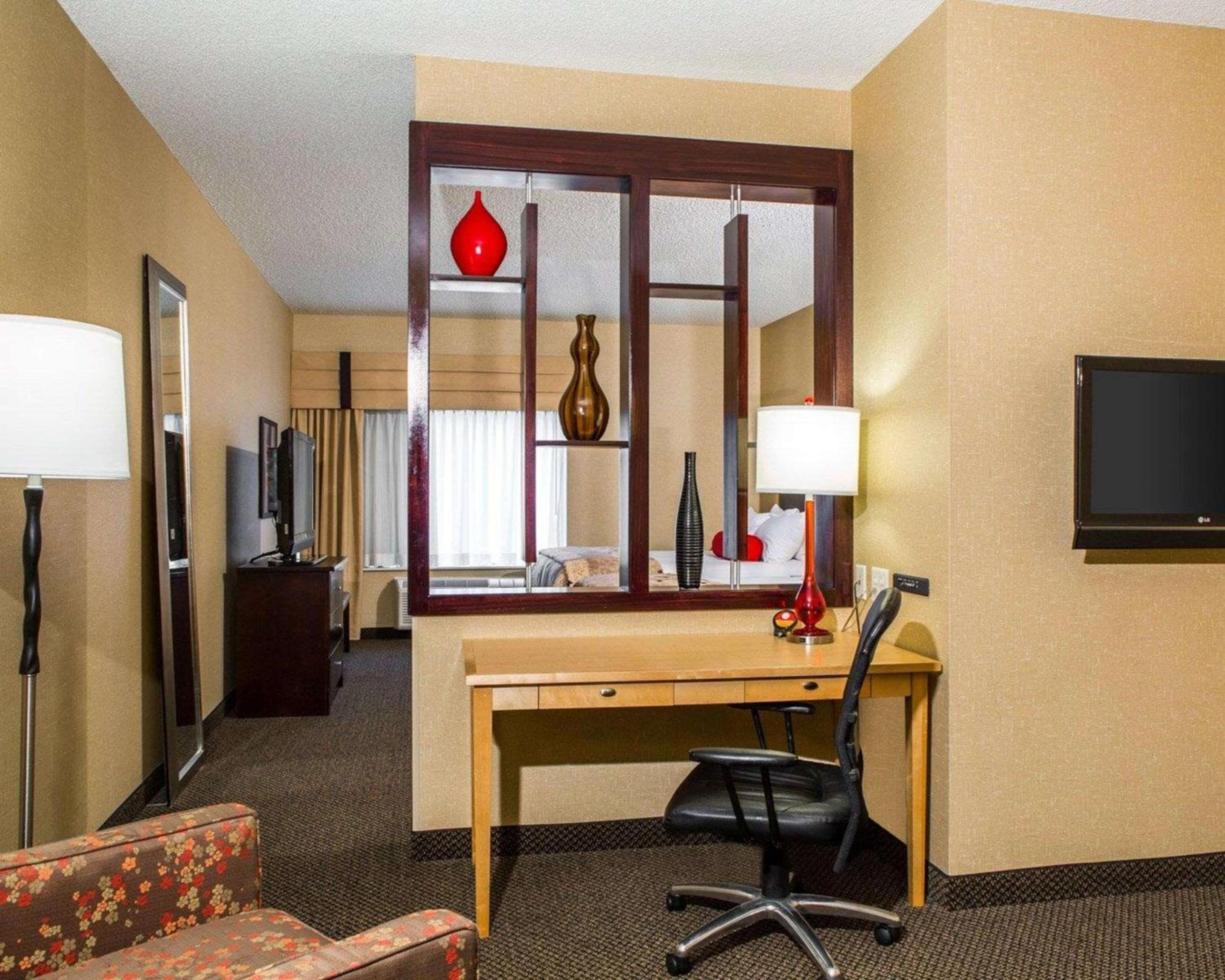 Queen Suite with Two Queen Beds - Disability Access/Non-Smoking - Photo 4