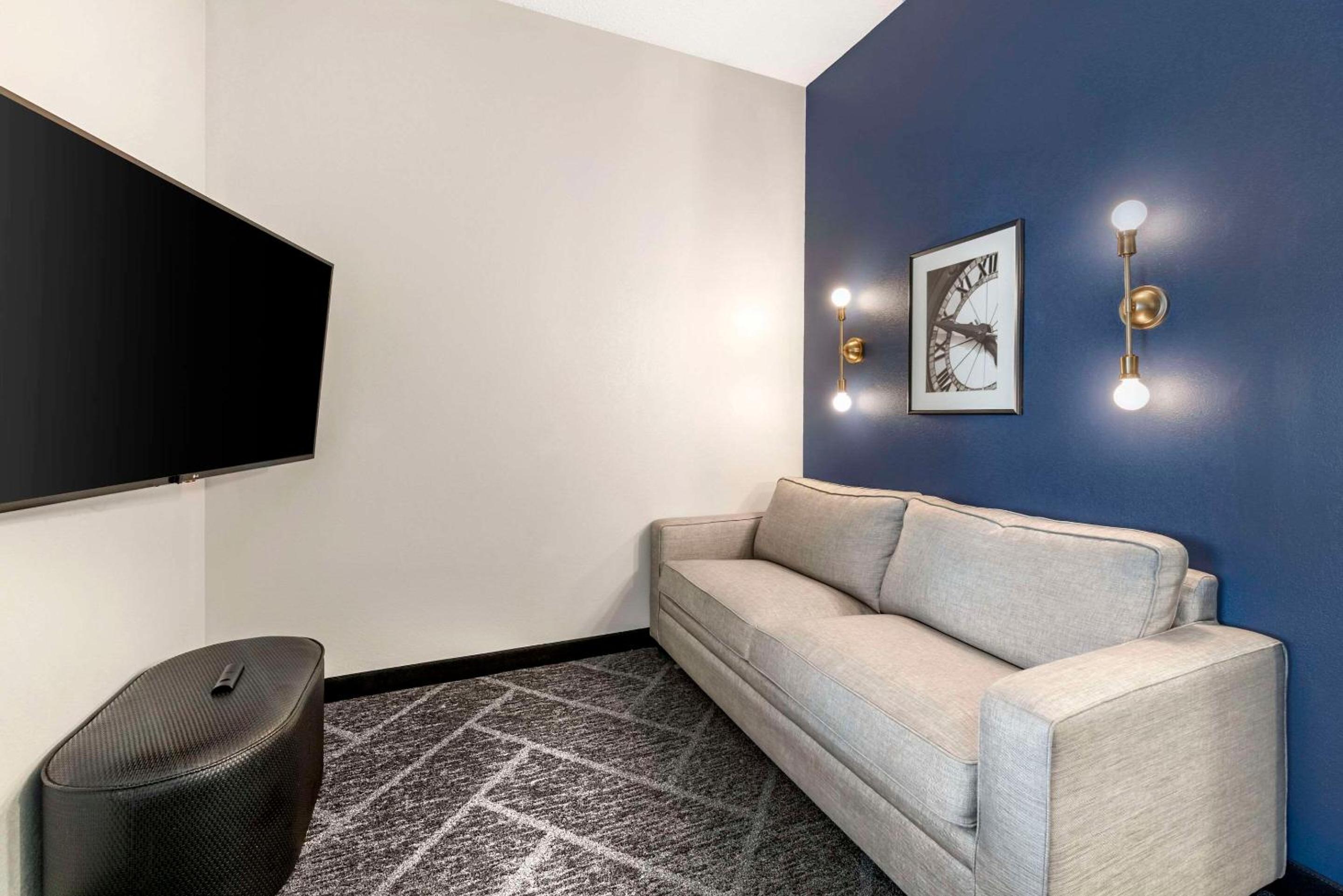 King Suite with Sofa bed - Disability Access/Non Smoking - Photo 2