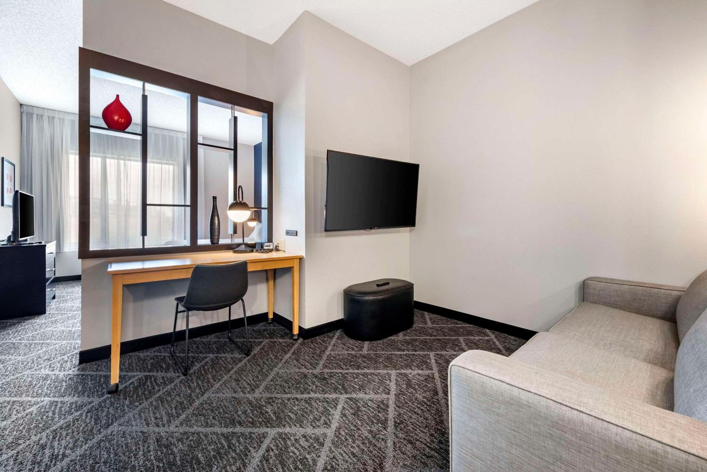 King Suite with Sofa bed - Disability Access/Non Smoking - Photo 1