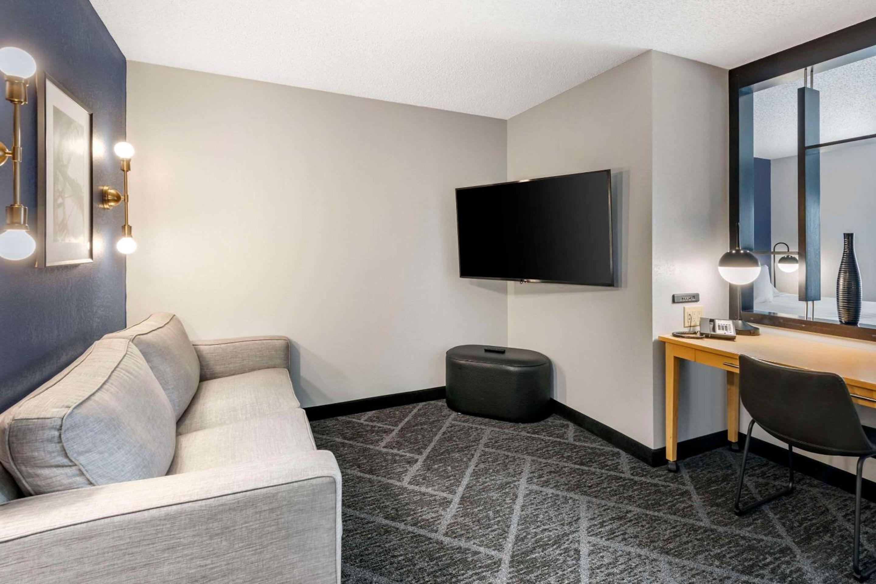 King Room - Non-Smoking - Photo 7