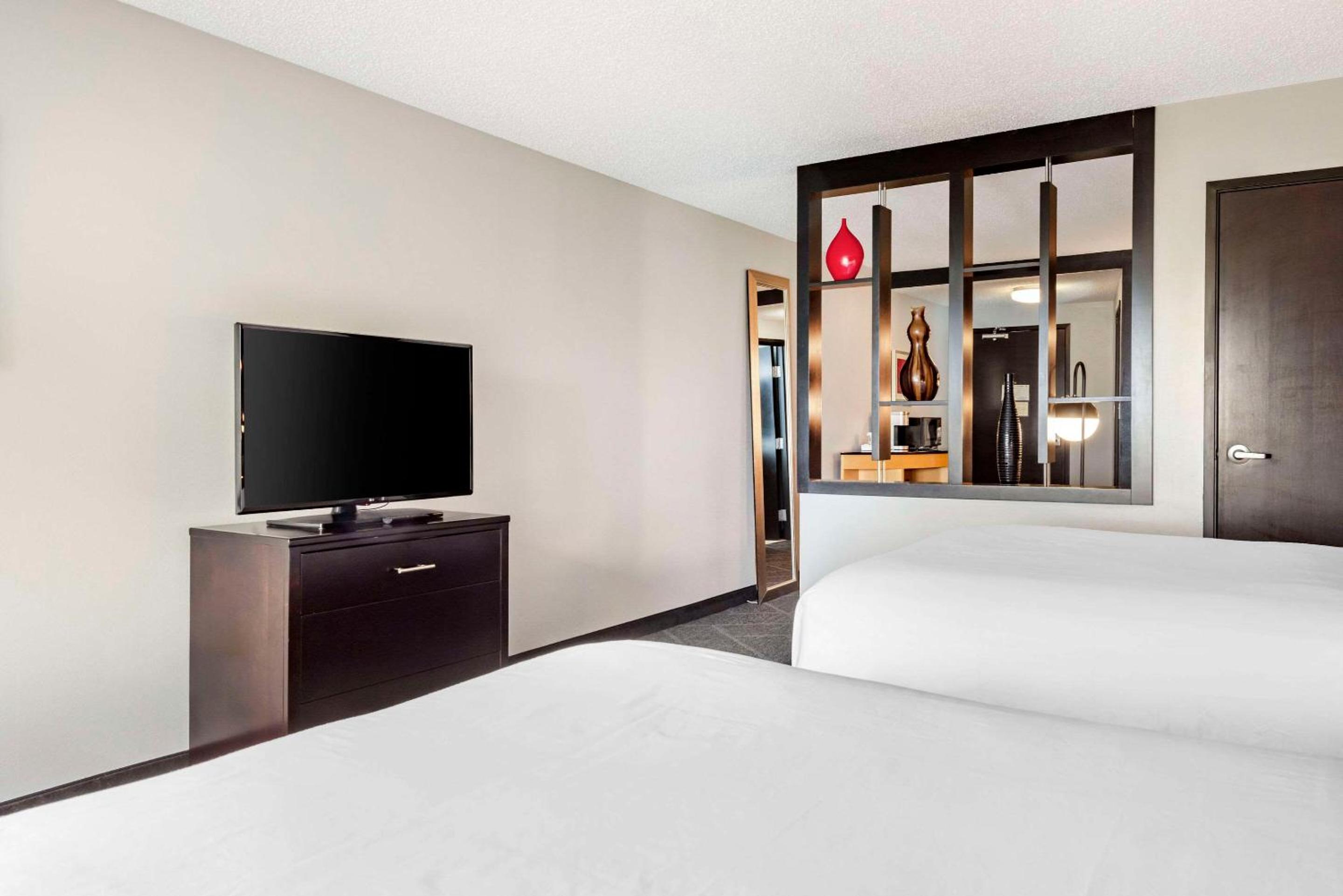 Queen Suite with Two Queen Beds - Non-Smoking - Photo 5