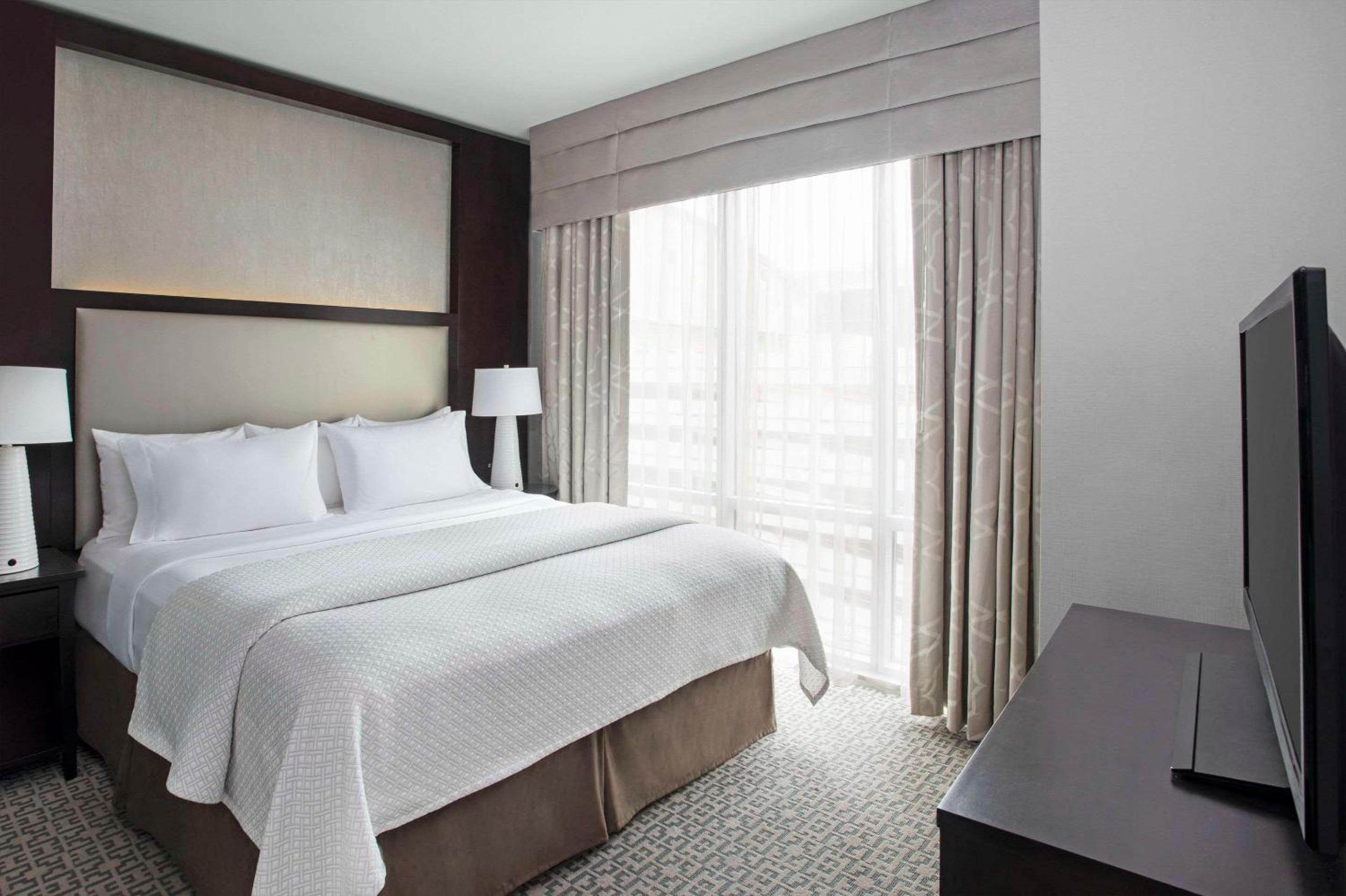 Queen Suite with Sofa Bed - Non-Smoking