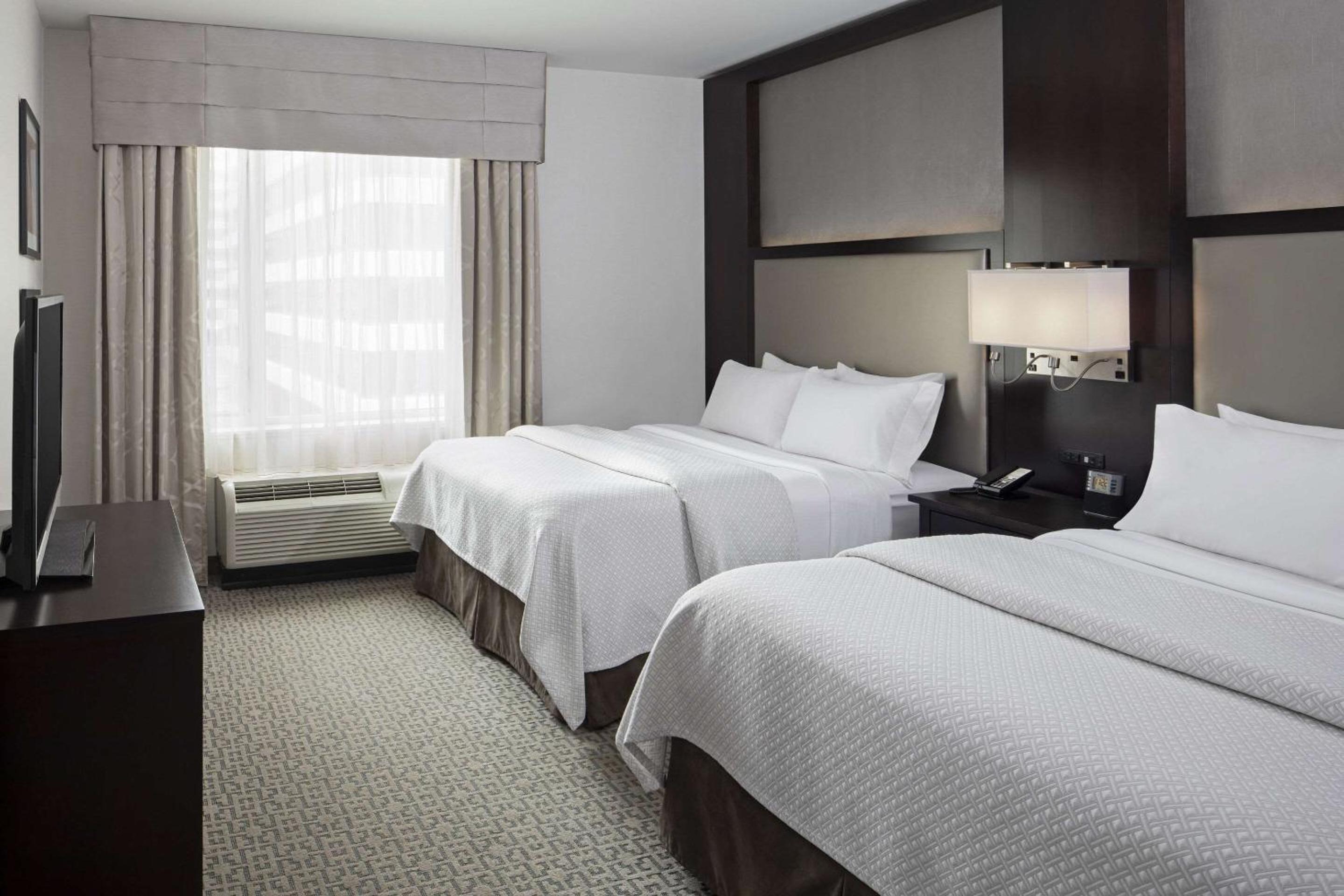 Queen Suite with Two Queen Beds - Disability Access/Non-Smoking photo 3