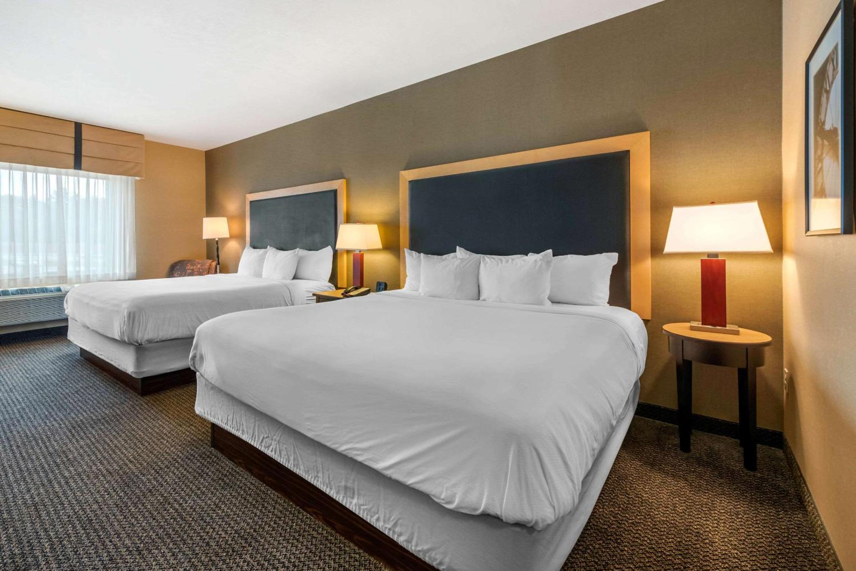 Standard King Room with Two King Beds - Non-Smoking - Photo 1