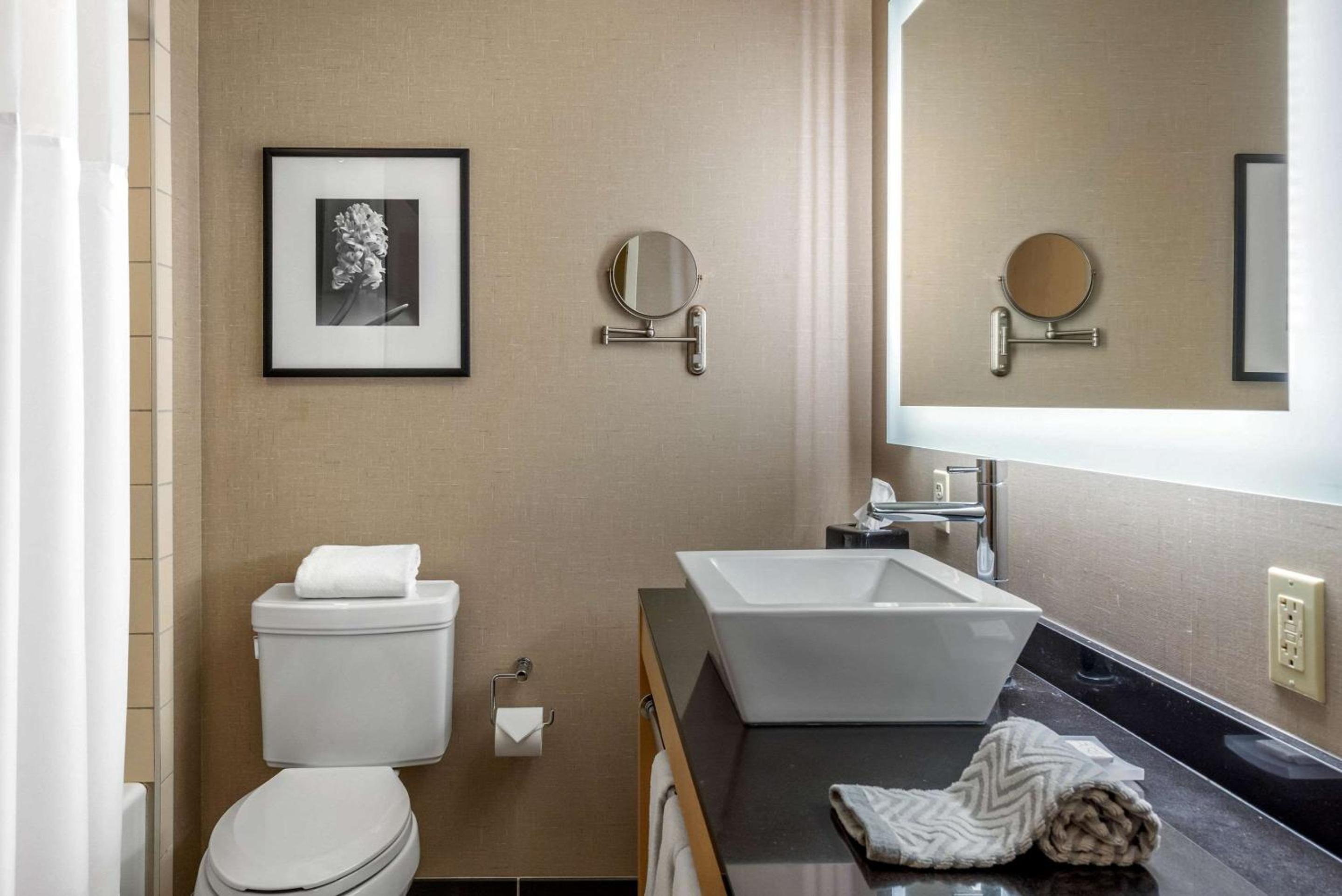 Queen Suite with Two Queen Beds - Non-Smoking - Photo 4