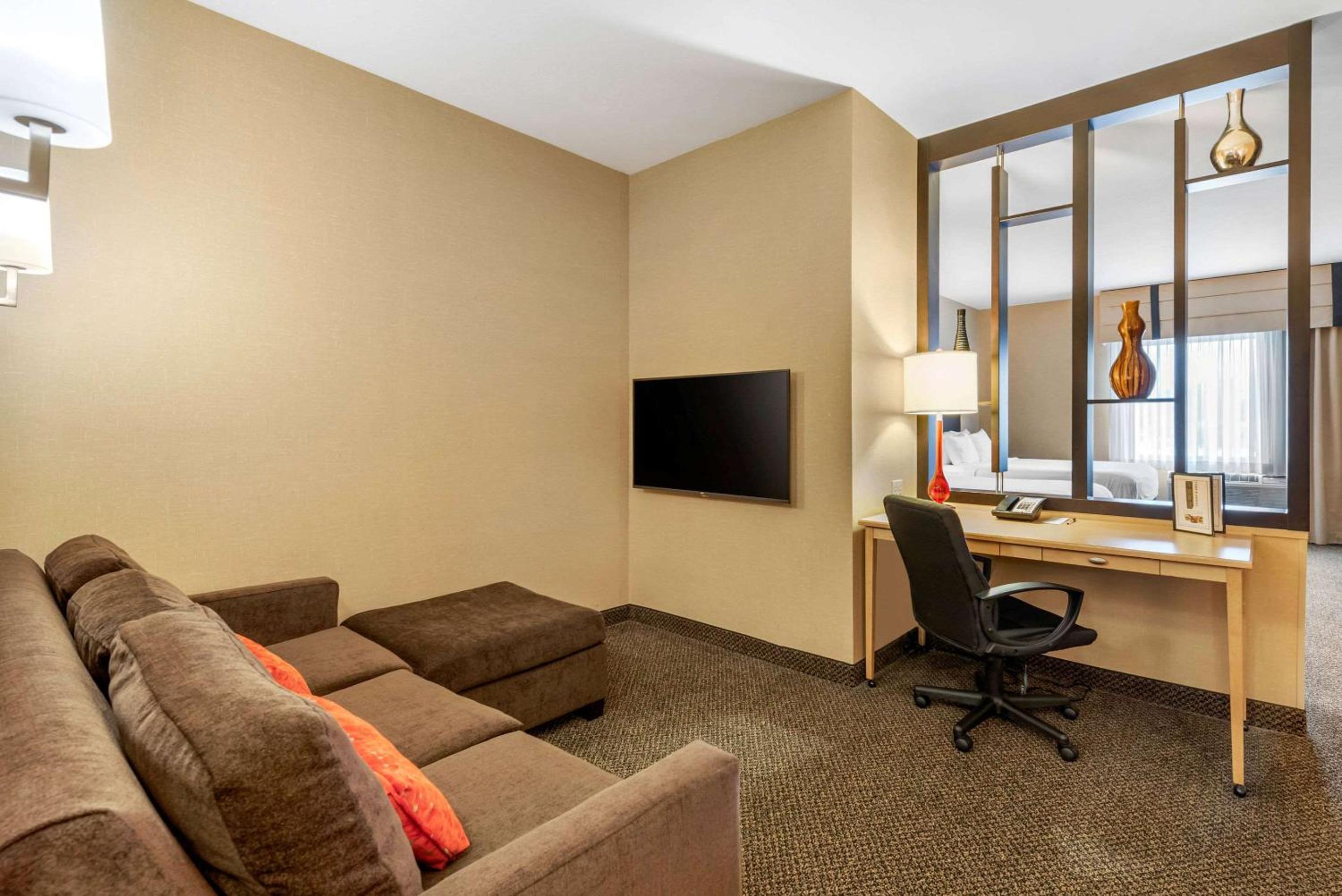 Queen Suite with Two Queen Beds - Non-Smoking - Photo 1