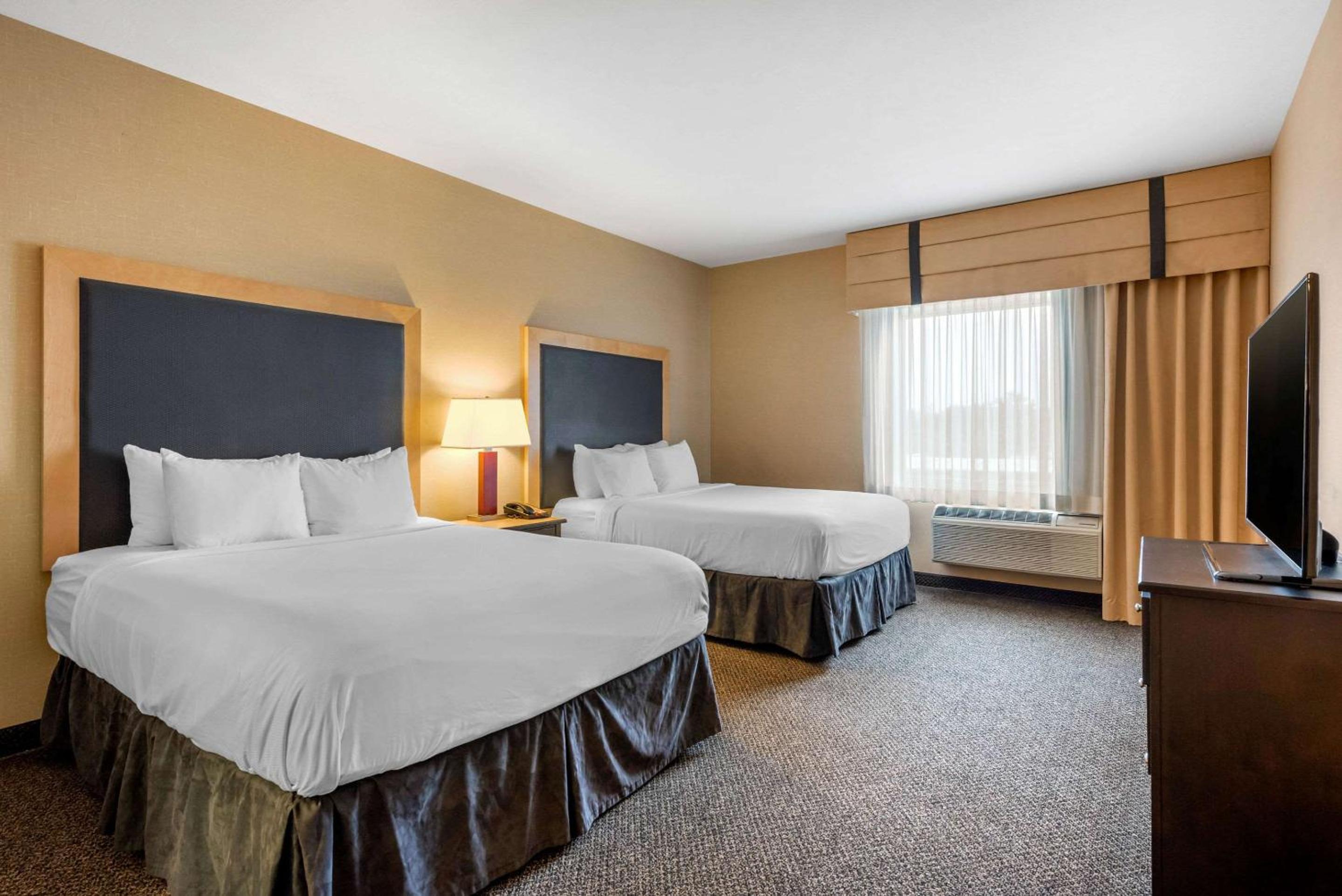 Queen Suite with Two Queen Beds - Non-Smoking - Photo 5