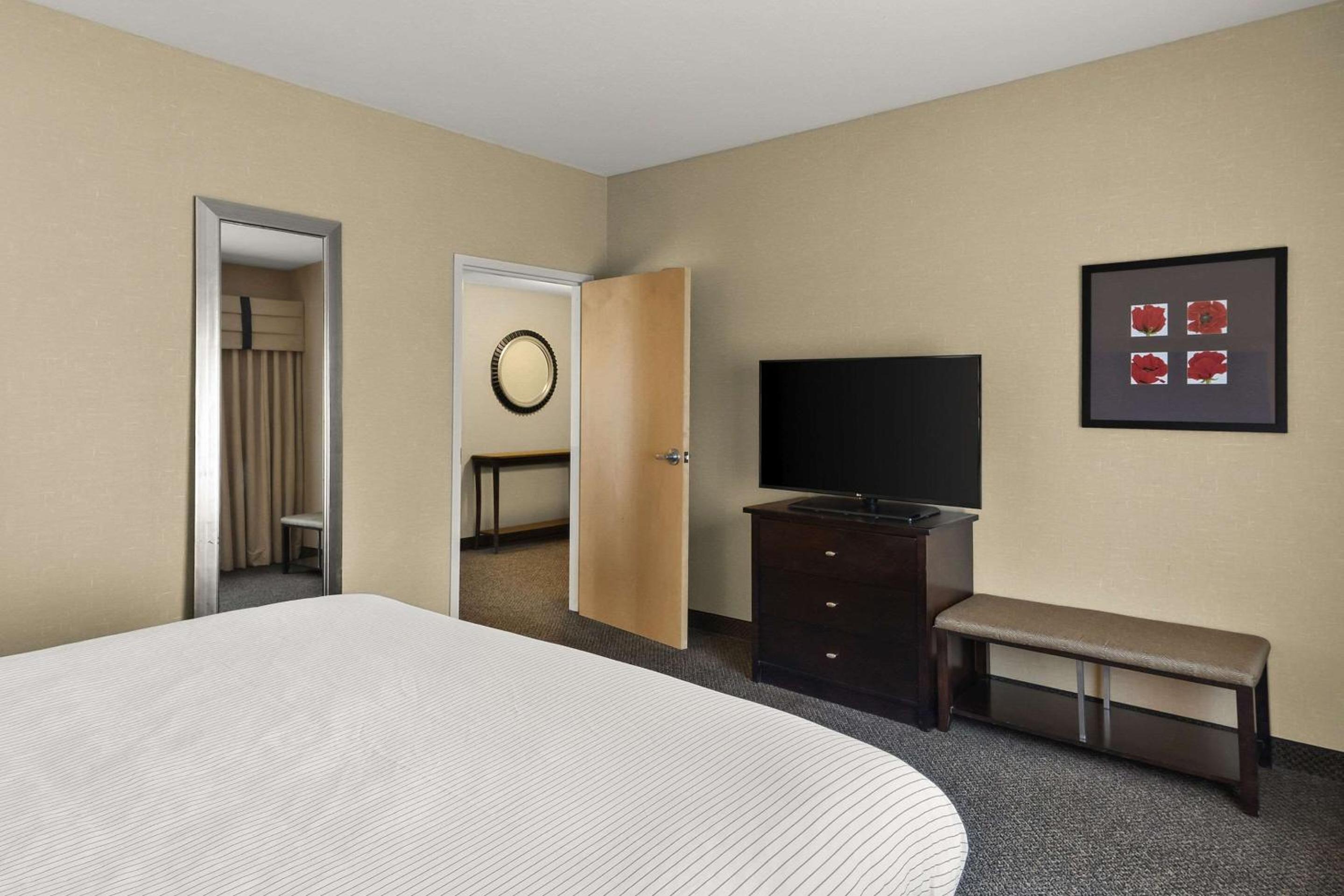 King Suite - Non-Smoking - Photo 2