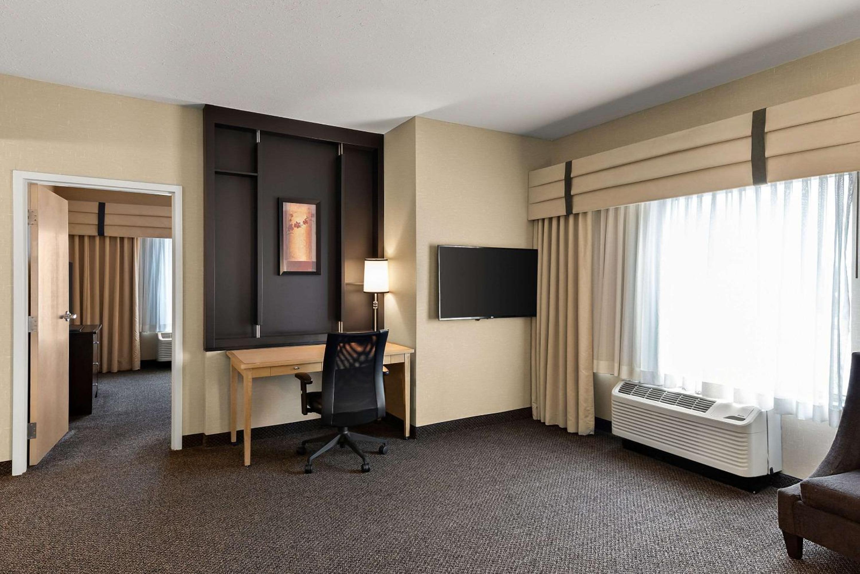 King Suite - Non-Smoking - Photo 3