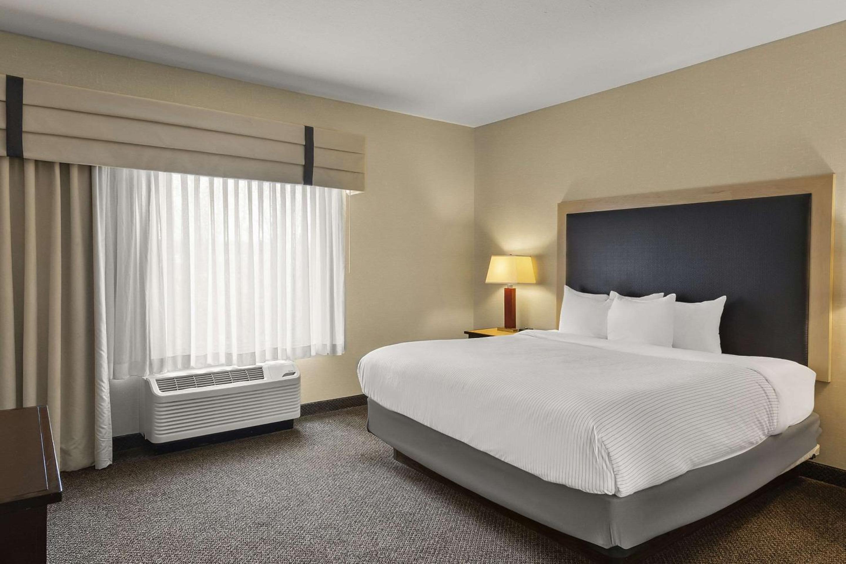 King Suite - Non-Smoking - Photo 1