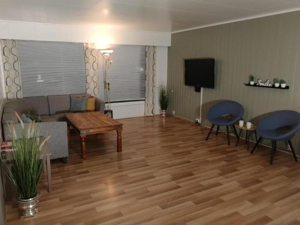 Five-Bedroom House photo 1
