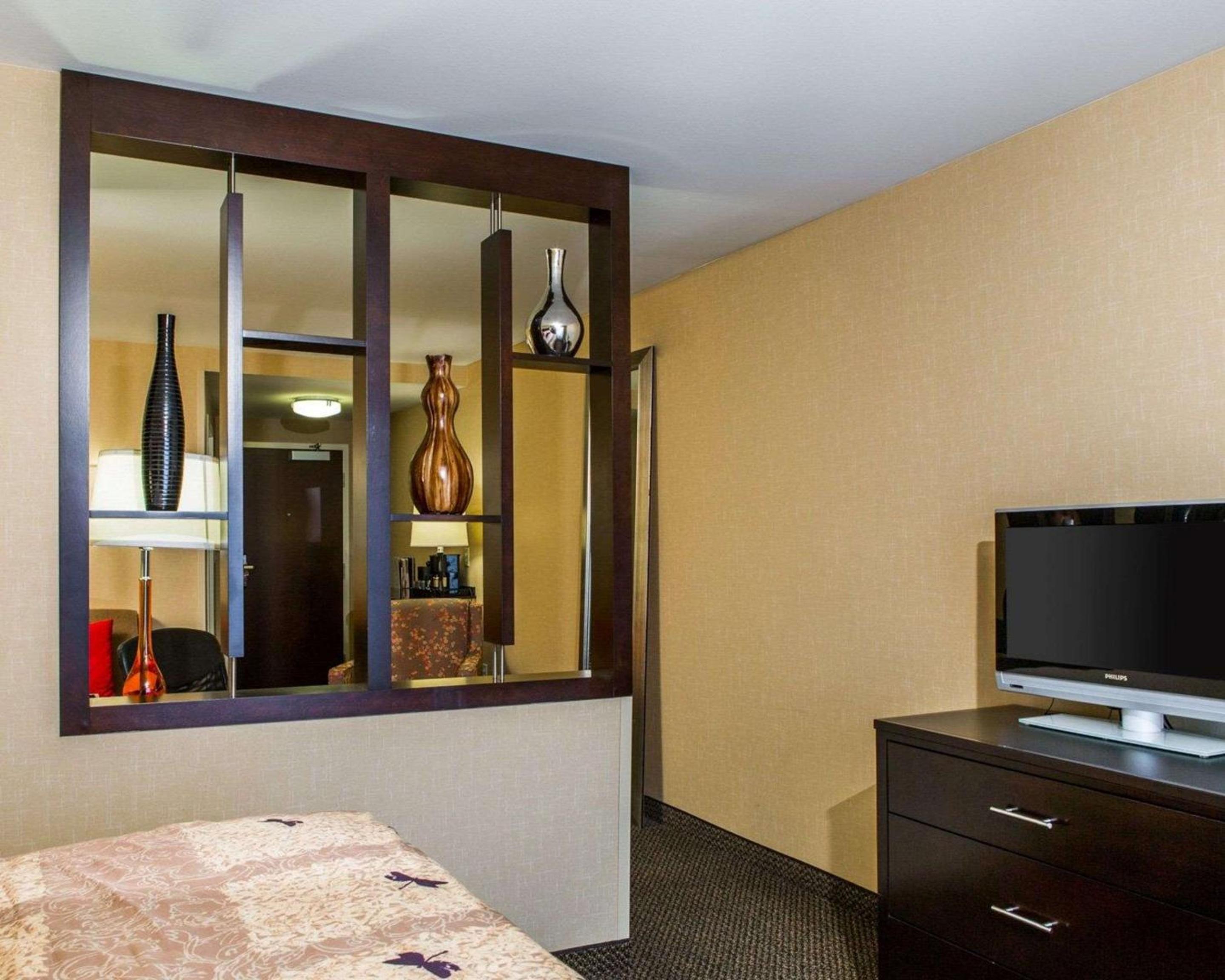 King Suite - Non-Smoking - Photo 3
