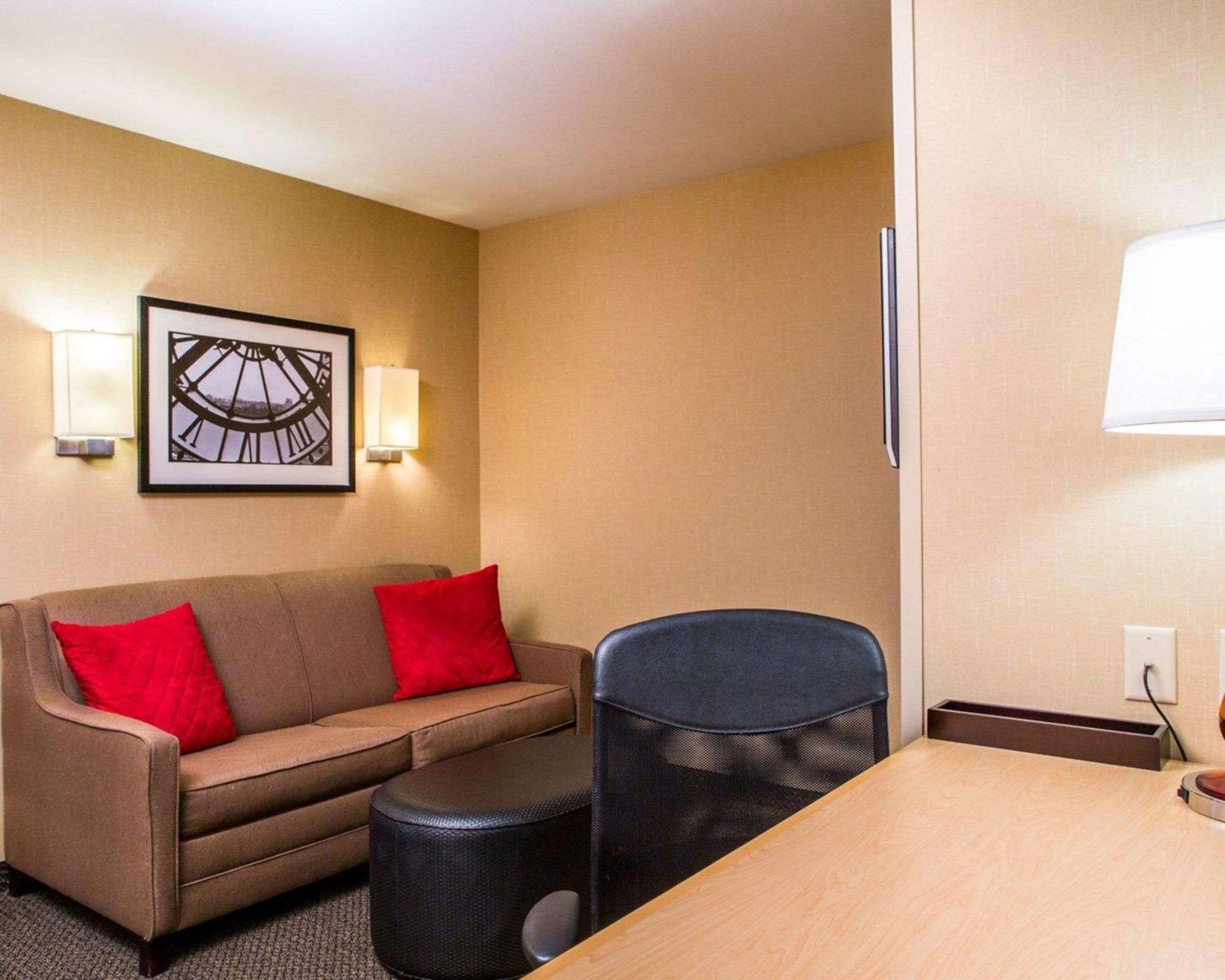 Queen Suite with Two Queen Beds - Non-Smoking - Photo 2