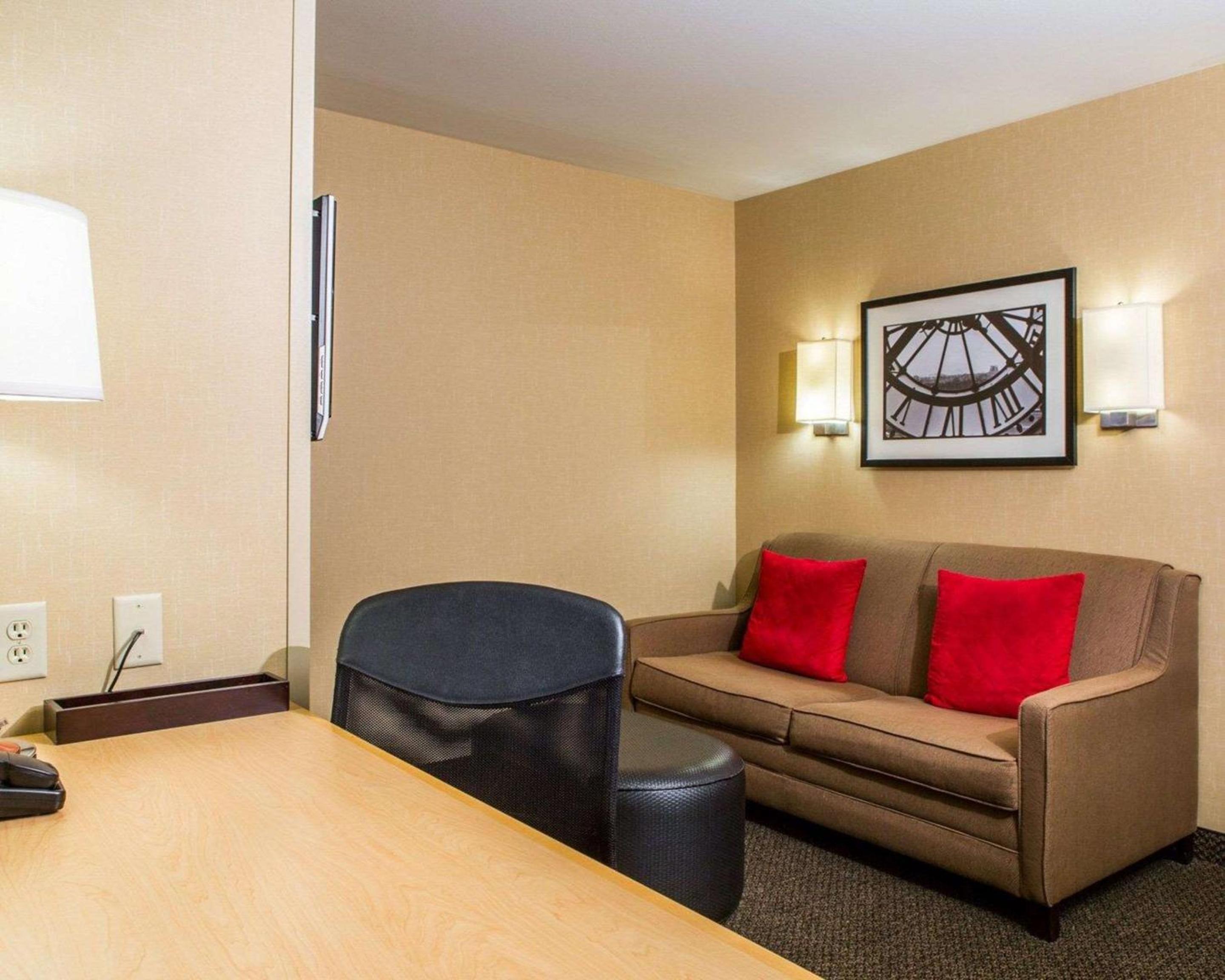 King Suite - Non-Smoking - Photo 5