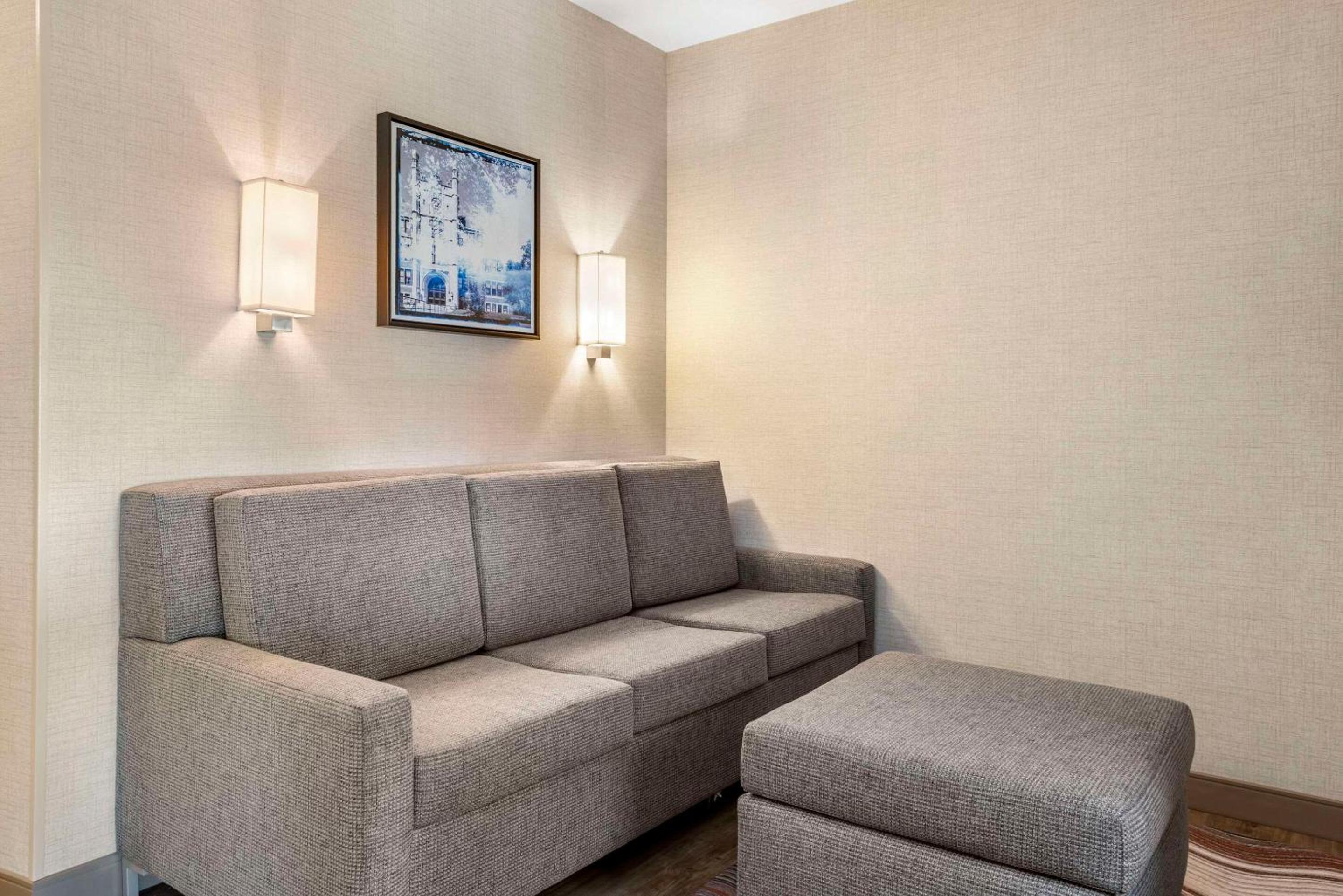 Queen Suite with Two Queen Beds and Sofa Bed - Non-Smoking - Photo 5