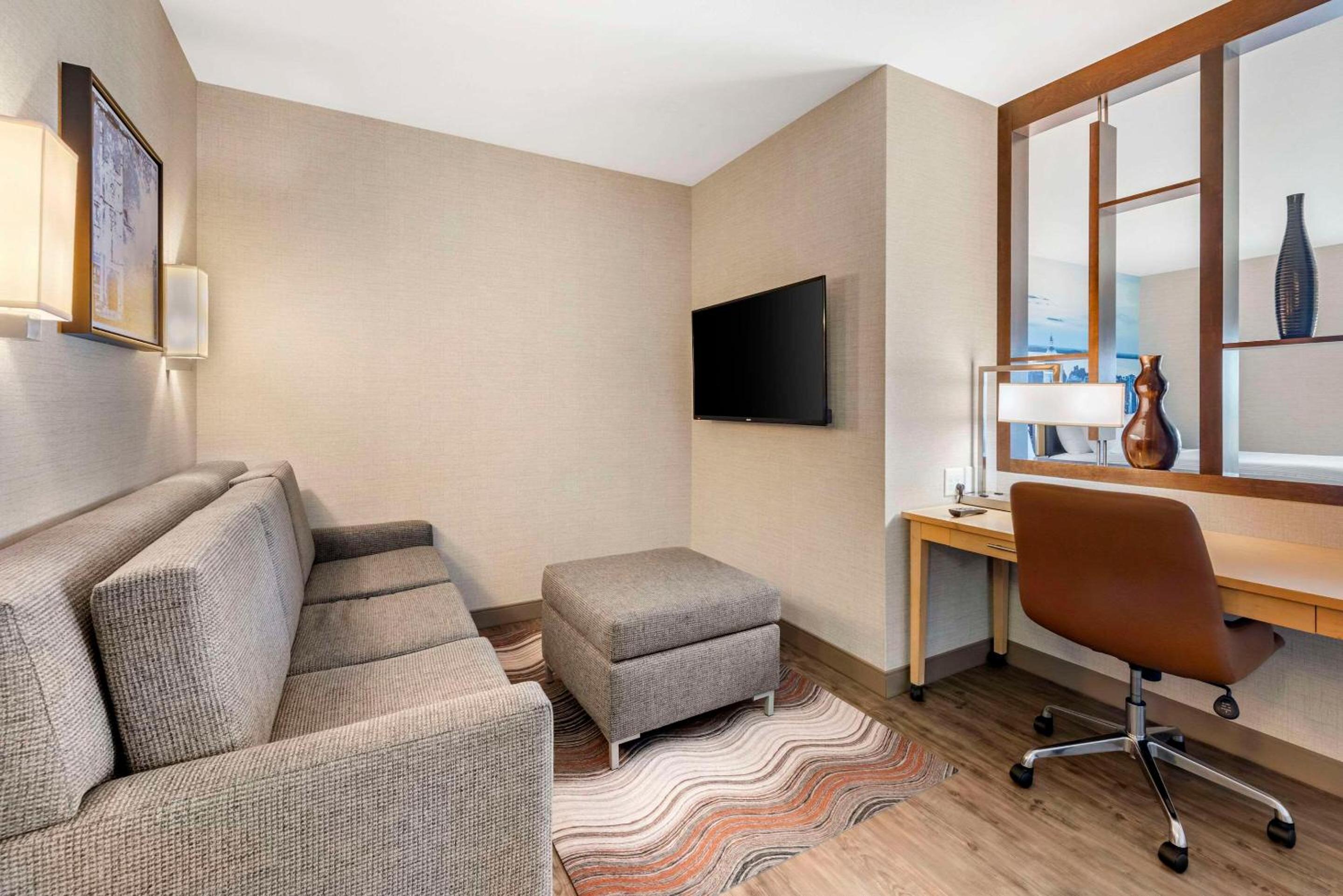 Queen Suite with Two Queen Beds and Sofa Bed - Non-Smoking - Photo 2