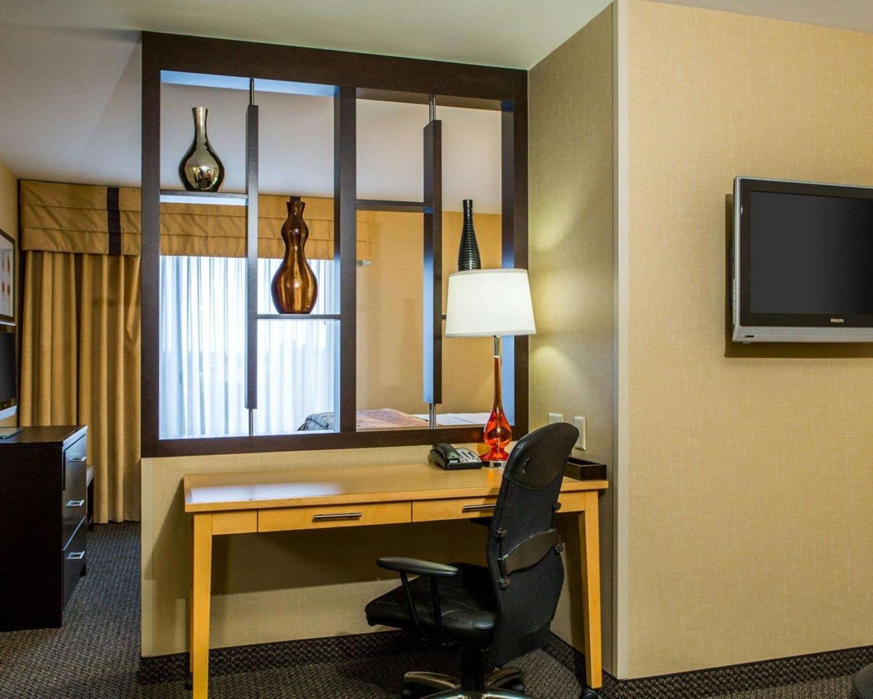 King Suite - Non-Smoking - Photo 4
