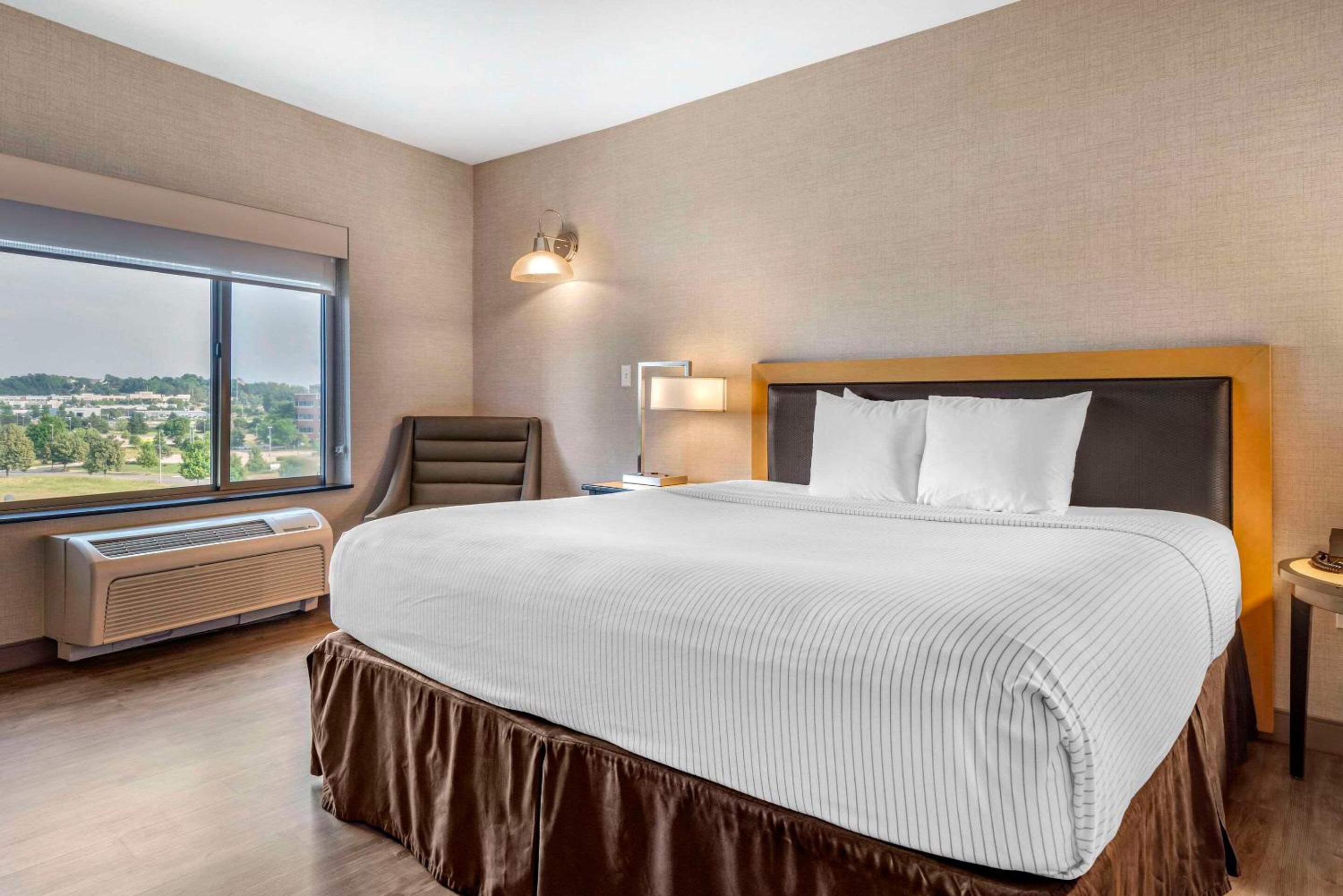 King Suite with Two King Beds and Sofa Bed - Non-Smoking - Photo 1