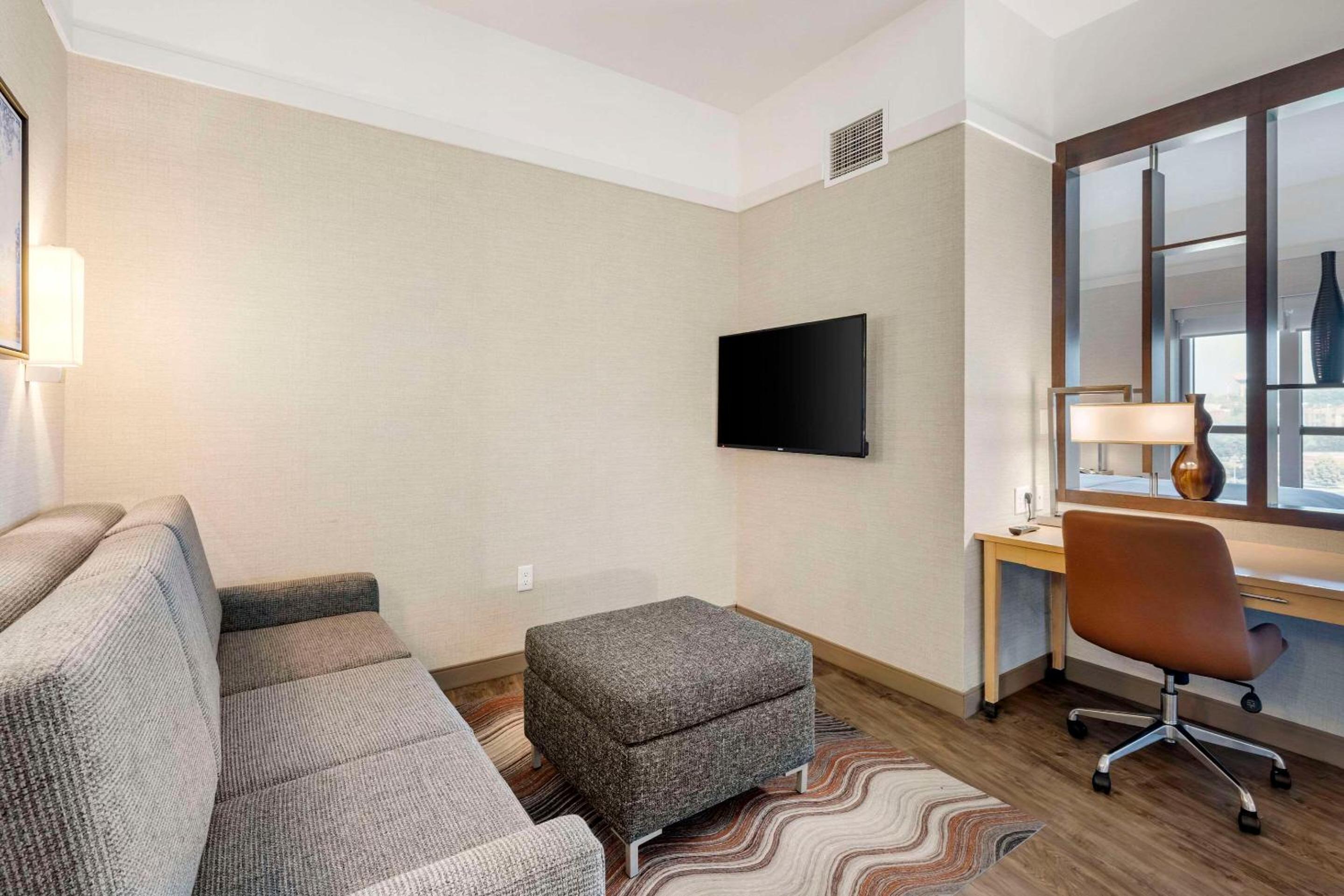 King Suite with Two King Beds and Sofa Bed - Non-Smoking - Photo 4