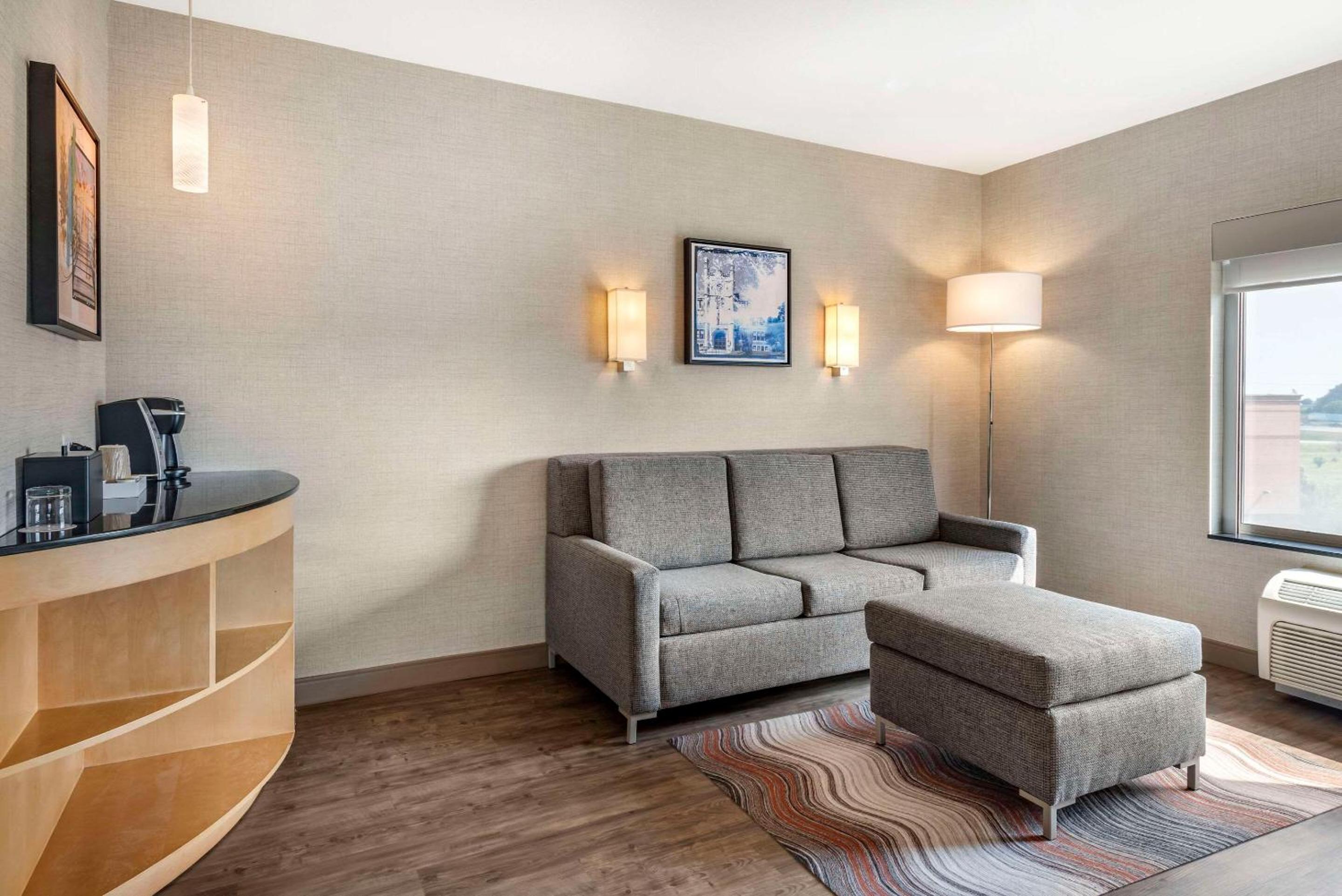 One-Bedroom King Suite with Sofa Bed - Non-Smoking - Photo 4