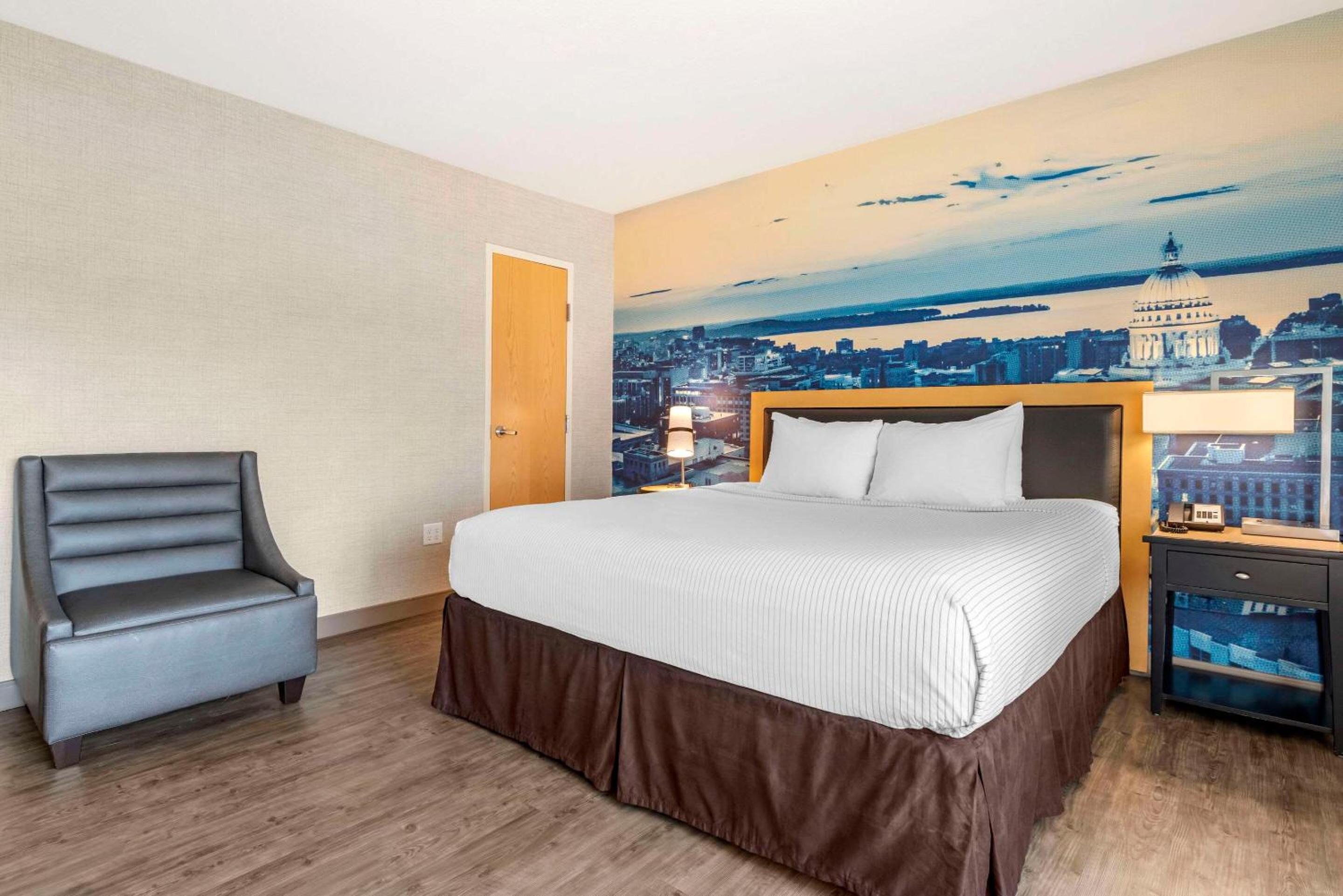 One-Bedroom King Suite with Sofa Bed - Non-Smoking - Photo 3