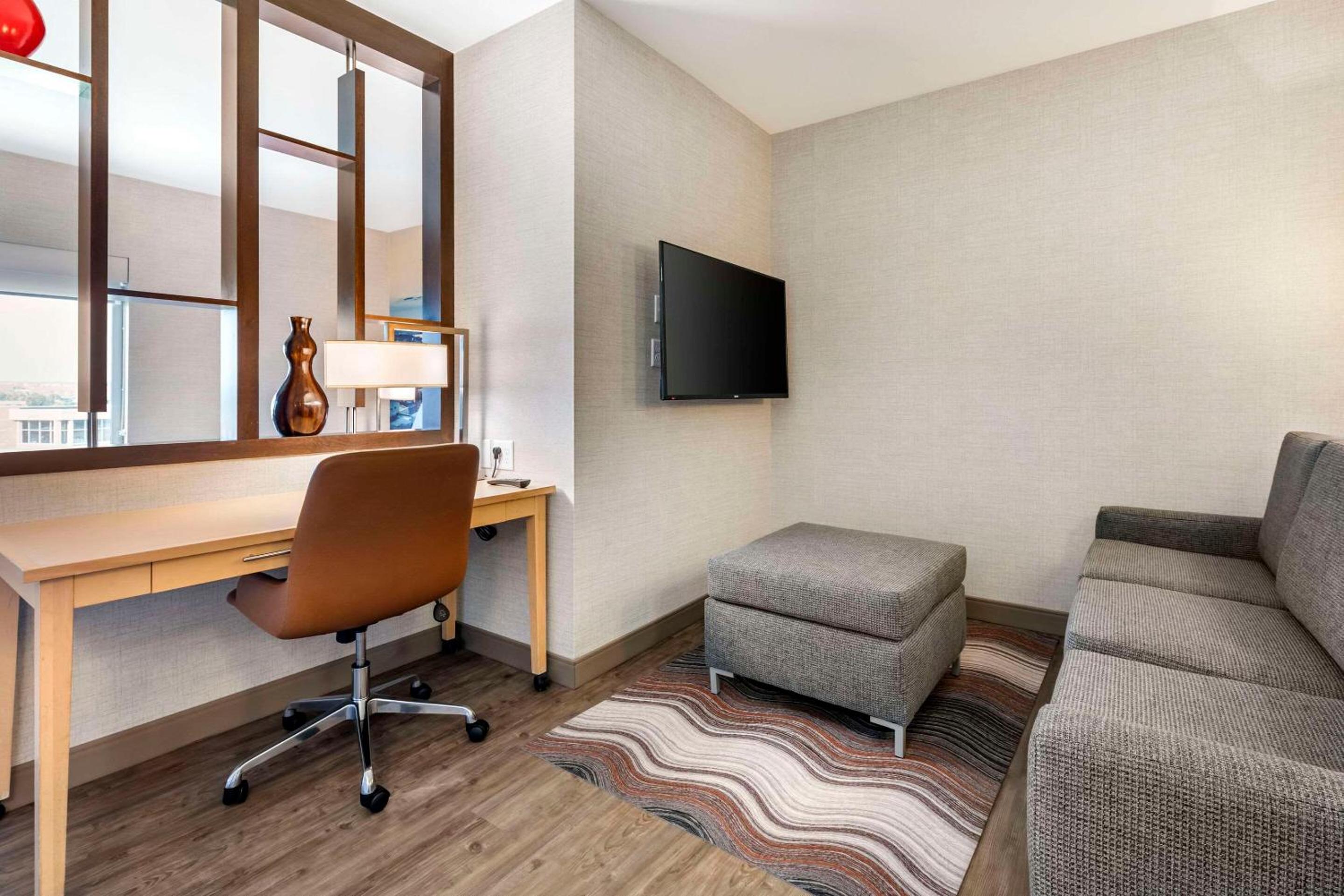 King Suite with Sofa Bed - Non-Smoking - Photo 2