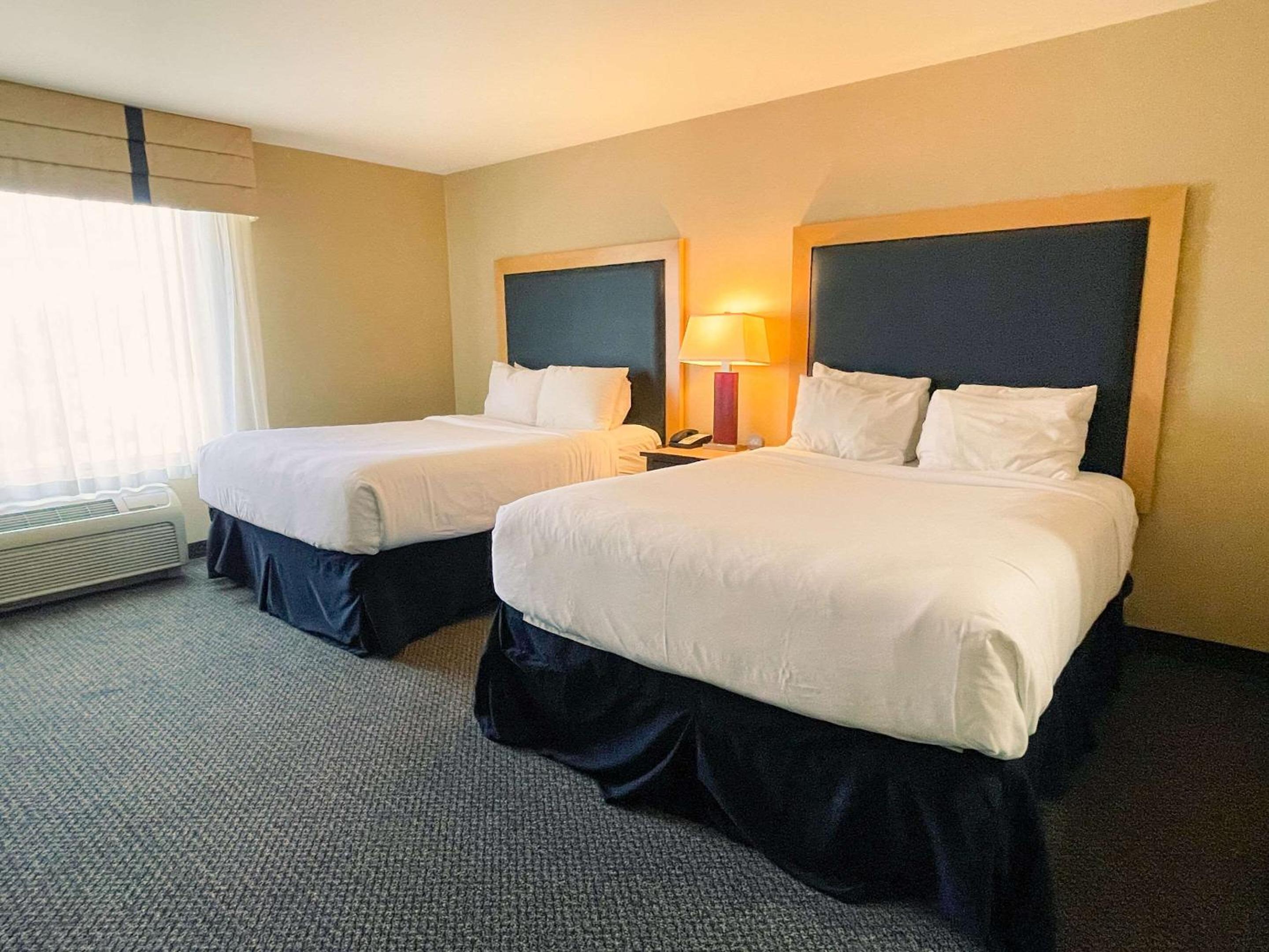 Queen Suite with Two Queen Beds - Non-Smoking - Photo 1