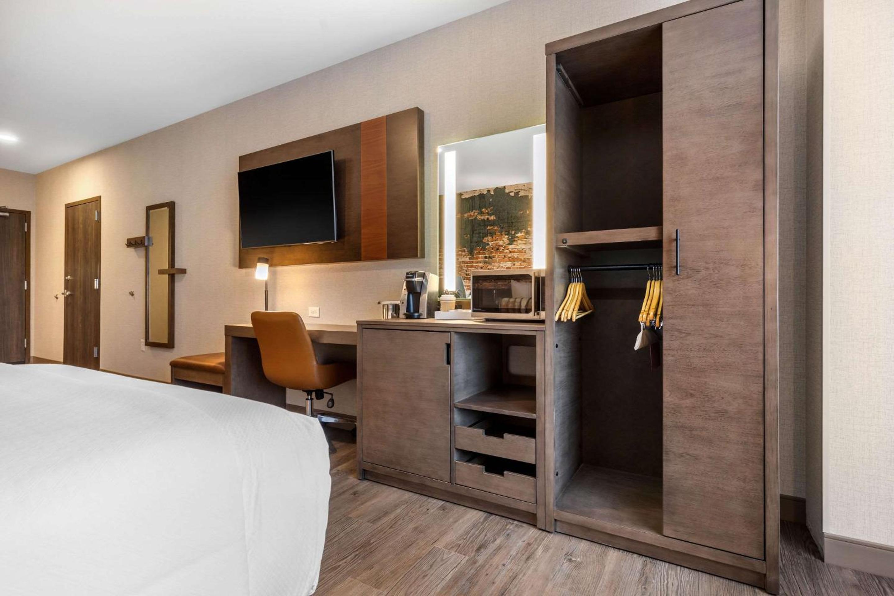 Queen Room with Two Queen Beds - Non-Smoking photo 2