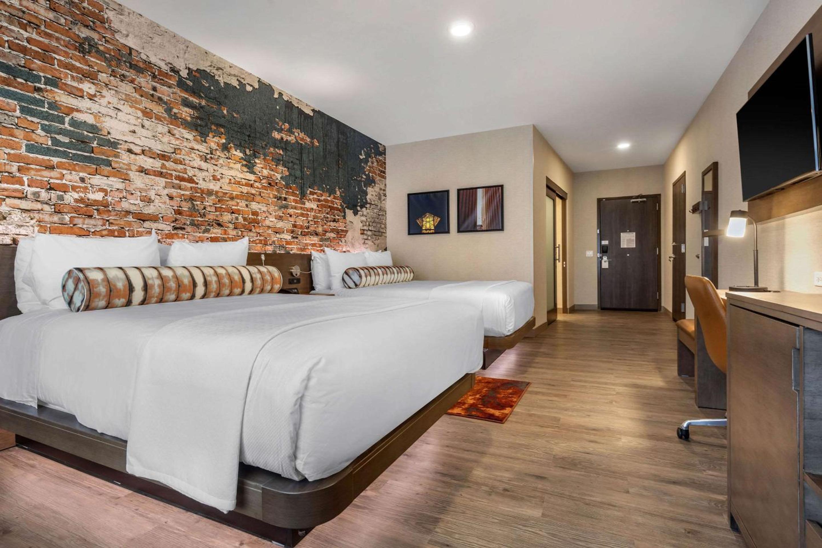 Queen Room with Two Queen Beds - Non-Smoking photo 3