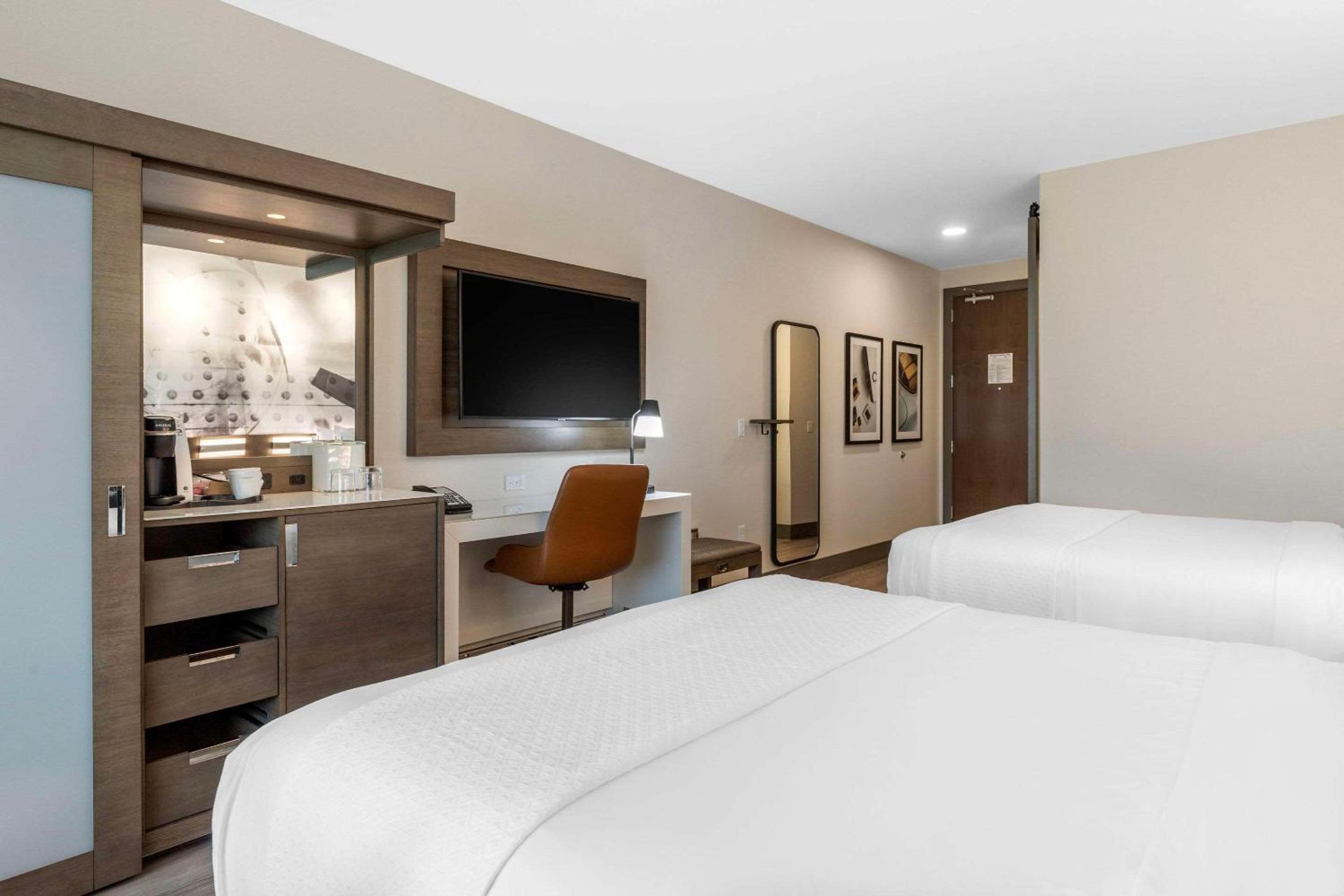 Queen Room with Two Queen Beds - Non-Smoking - Photo 8