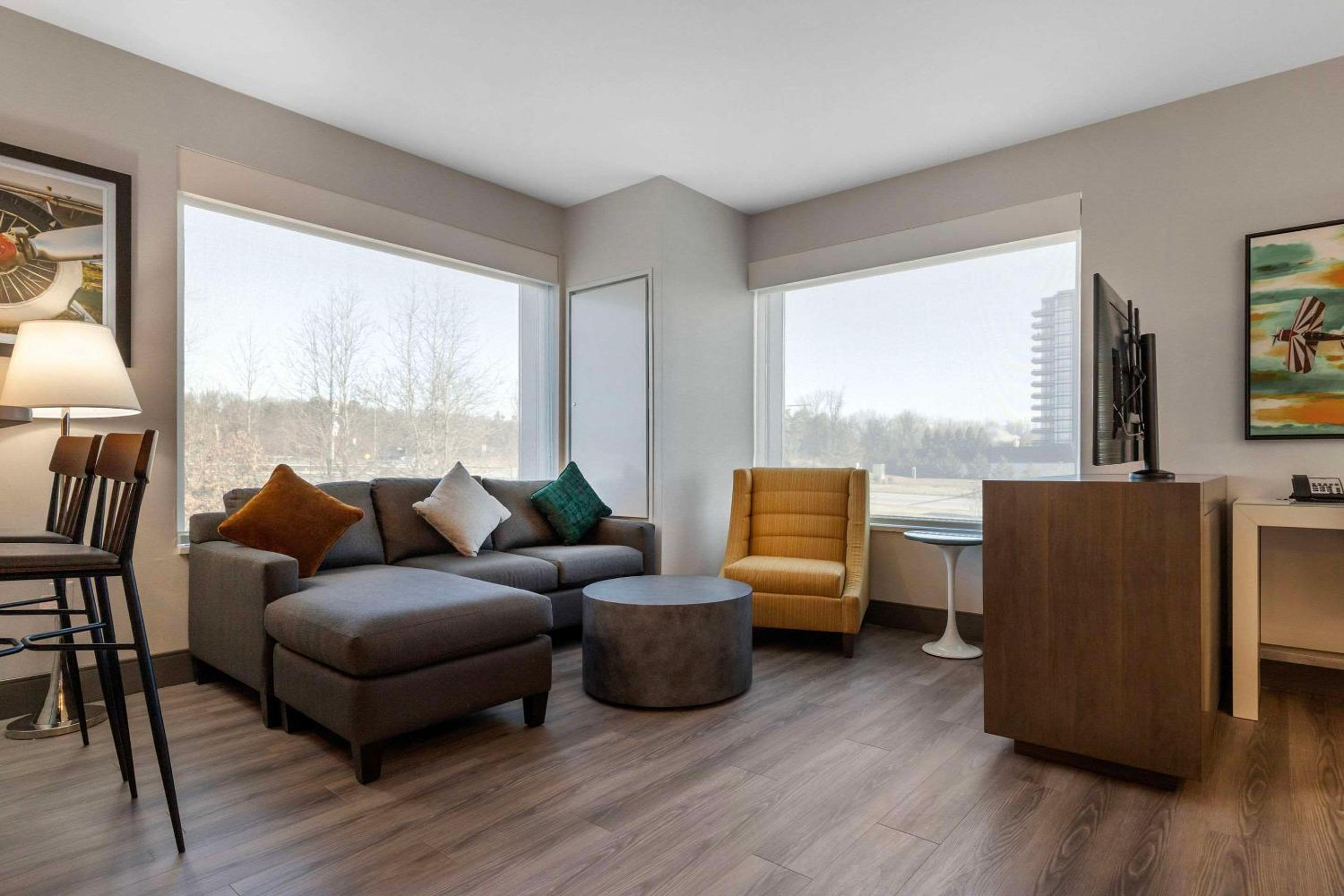 King Suite - Non-Smoking - Photo 14