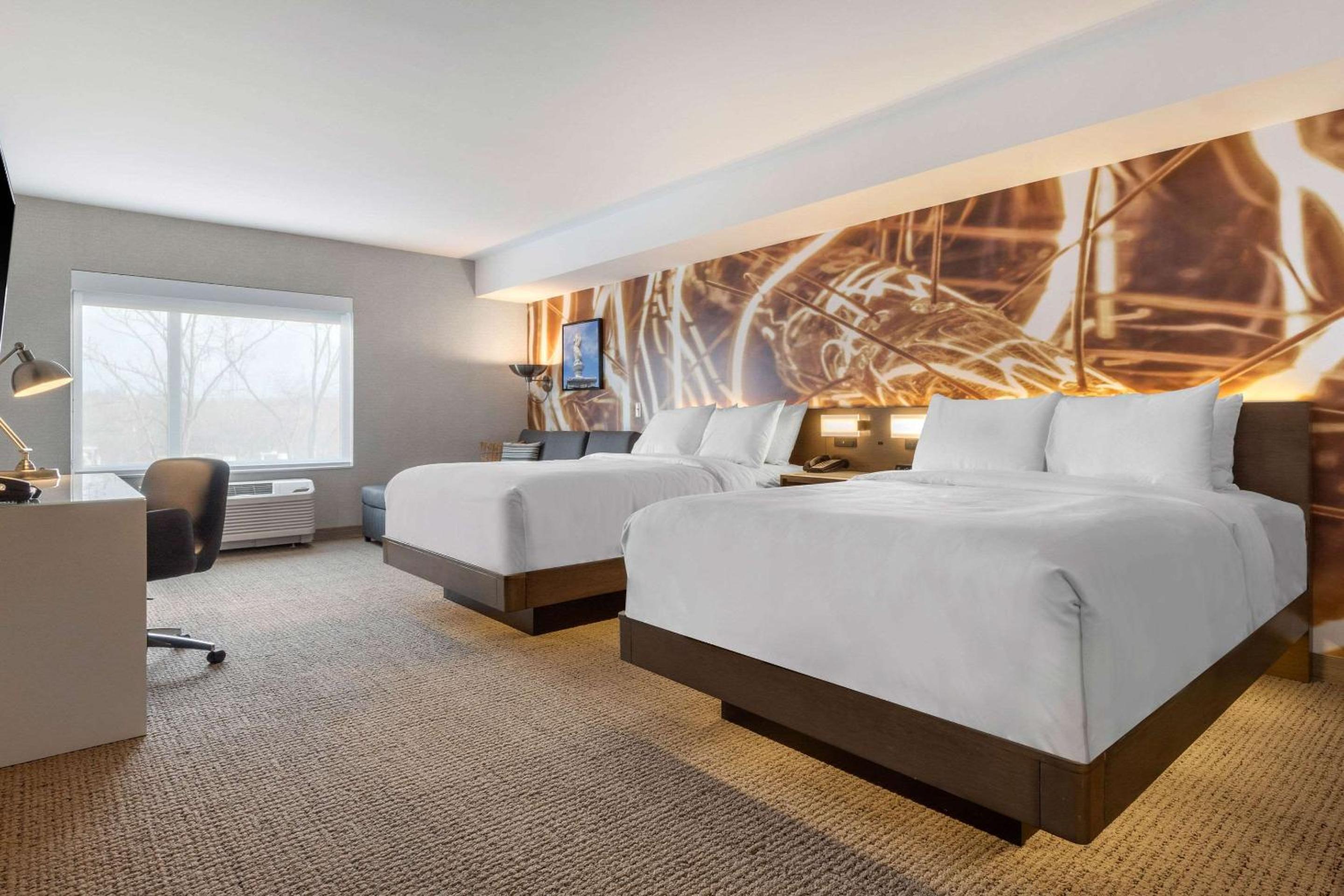 1 Bedroom Queen Suite with 2 Queen Beds  photo 2