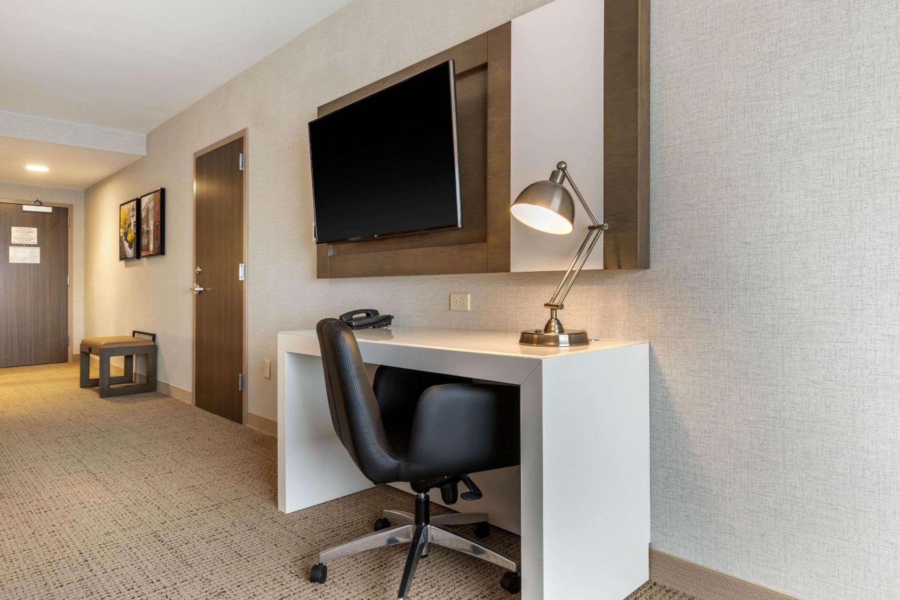1 Bedroom Queen Suite with 2 Queen Beds  photo 3