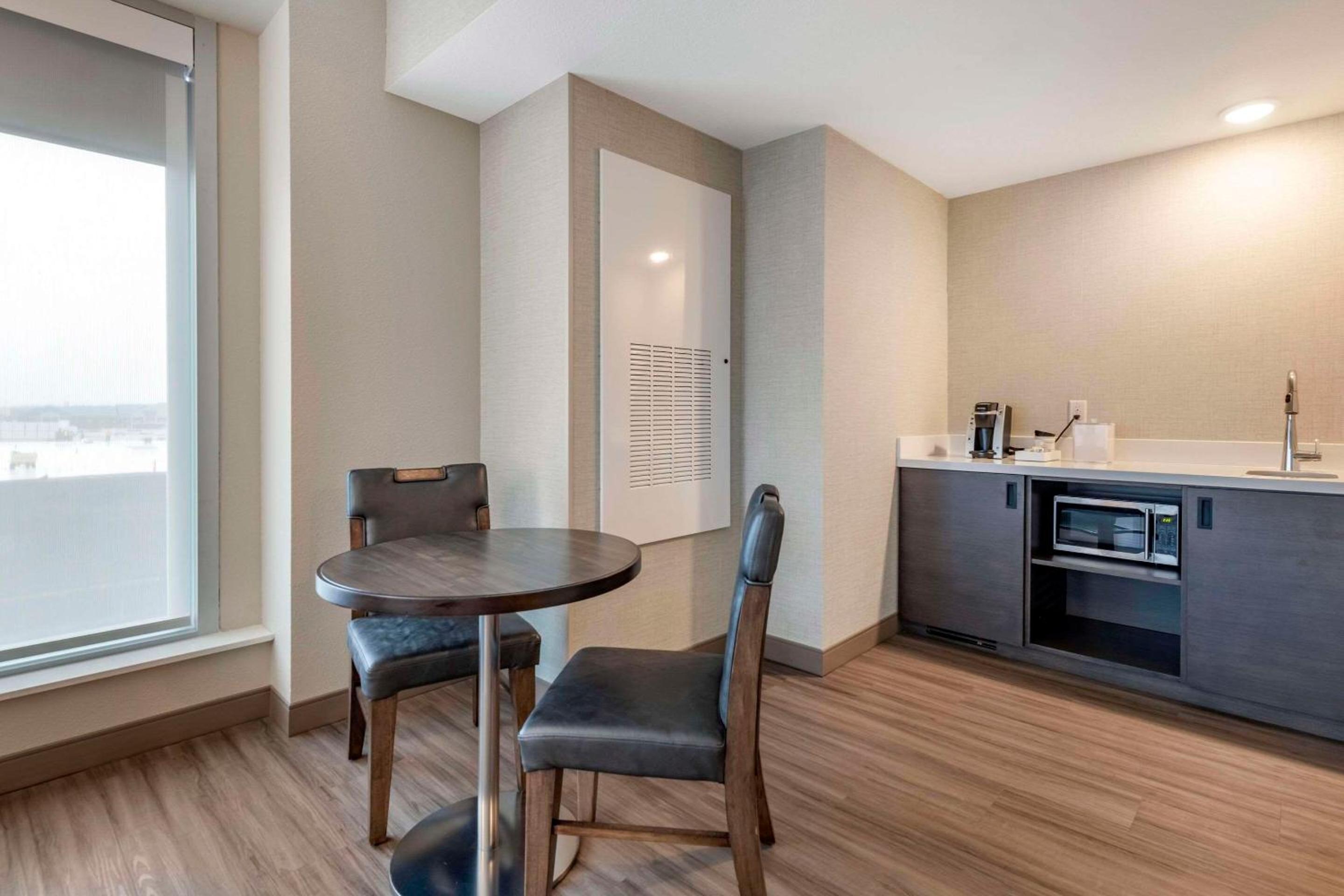 One-Bedroom King Suite - Non-Smoking - Photo 2